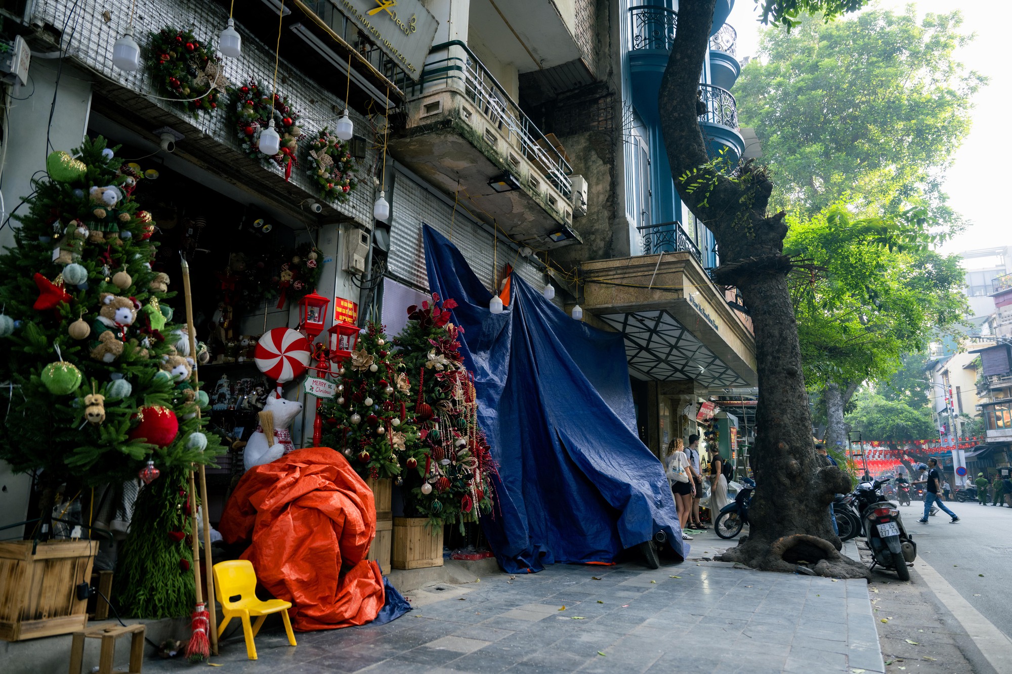 Khung cảnh khác lạ tại phố Hàng Mã sau khi lực lượng chức năng tháo dỡ mái che, trả lại vỉa hè- Ảnh 10.