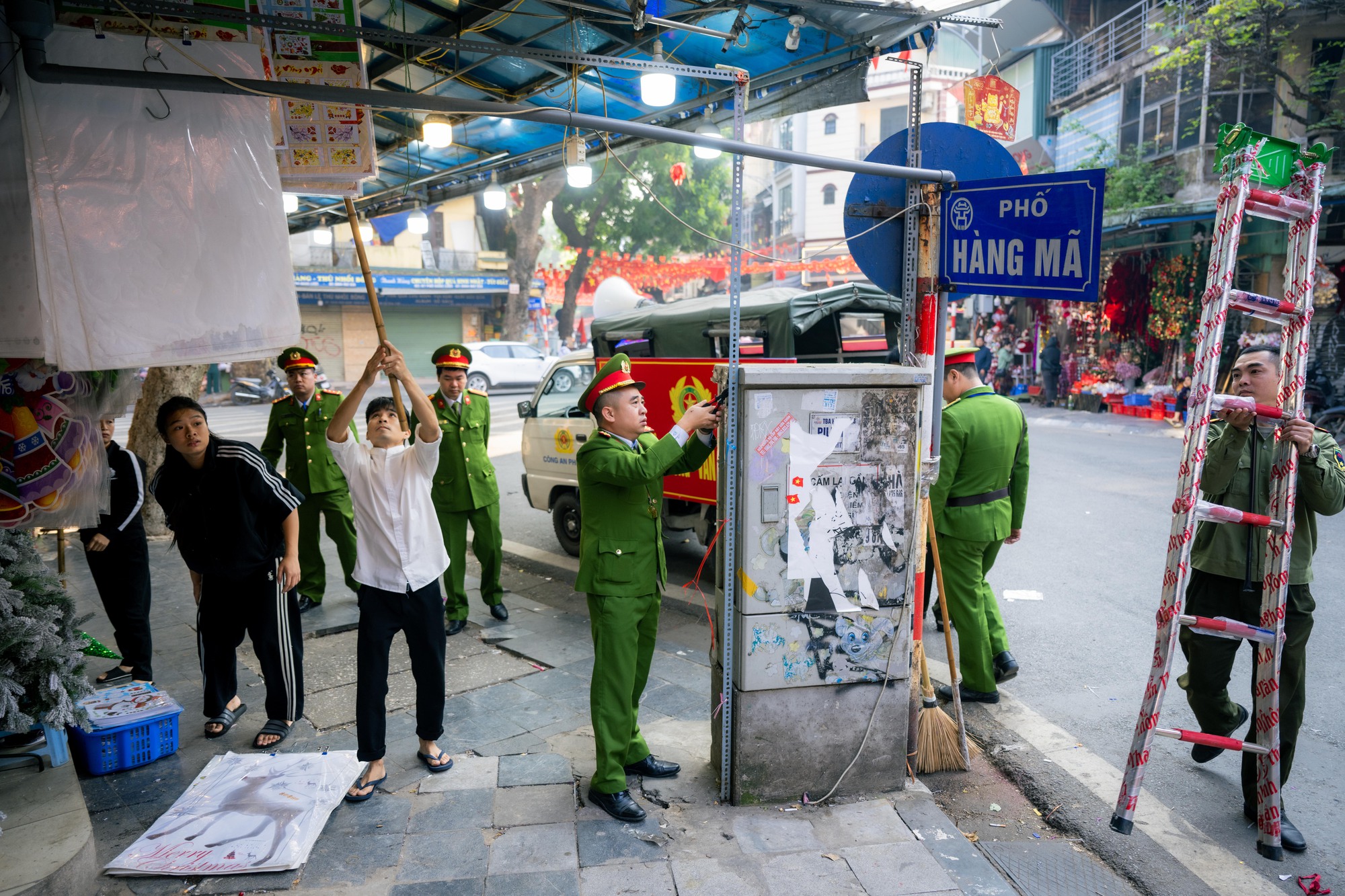 Khung cảnh khác lạ tại phố Hàng Mã sau khi lực lượng chức năng tháo dỡ mái che, trả lại vỉa hè- Ảnh 4.