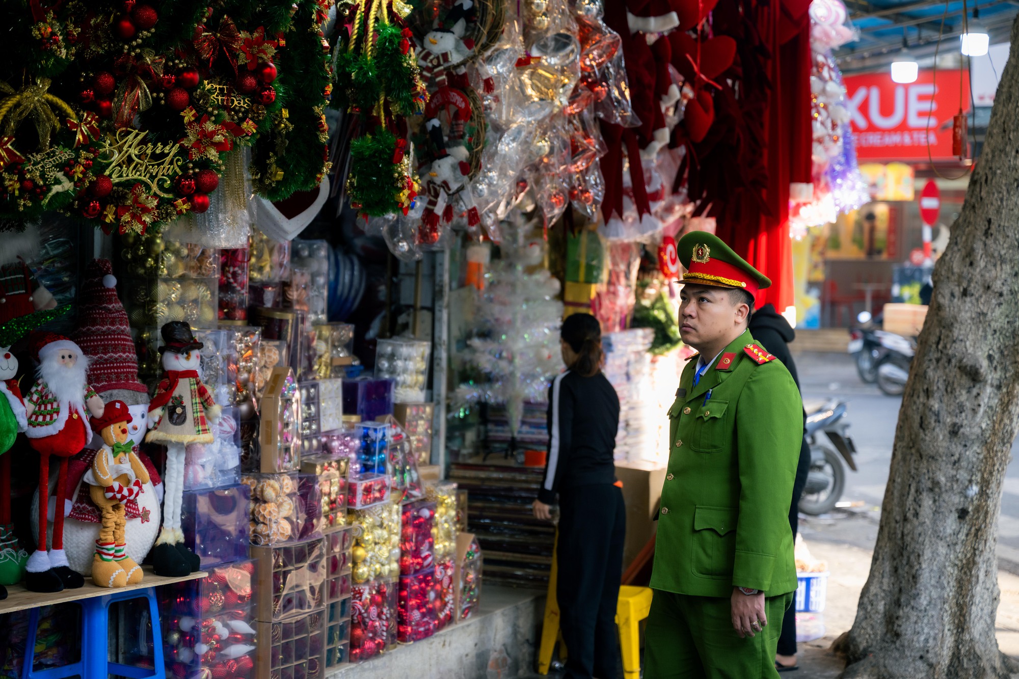 Khung cảnh khác lạ tại phố Hàng Mã sau khi lực lượng chức năng tháo dỡ mái che, trả lại vỉa hè- Ảnh 5.