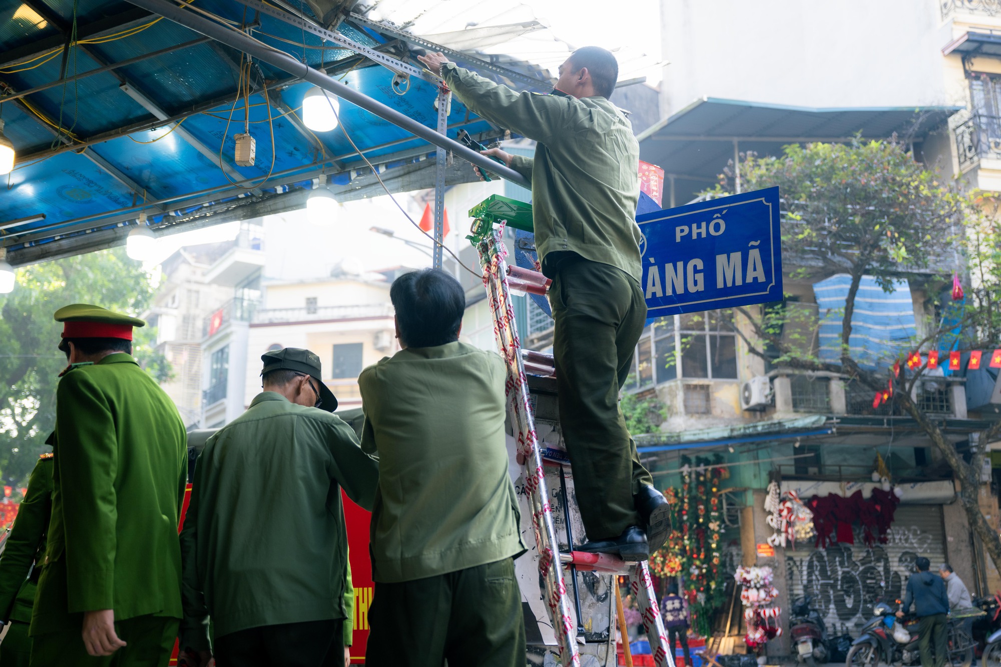 Khung cảnh khác lạ tại phố Hàng Mã sau khi lực lượng chức năng tháo dỡ mái che, trả lại vỉa hè- Ảnh 6.