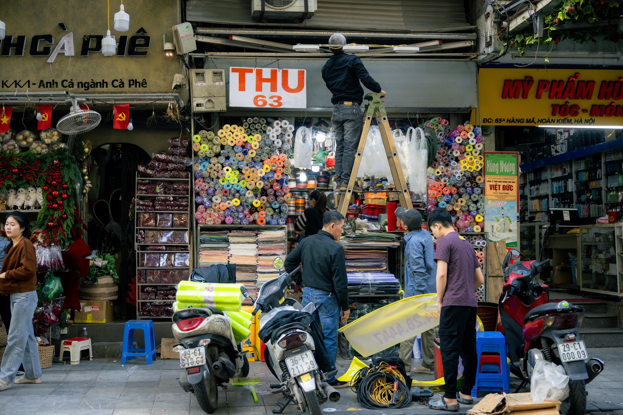 Khung cảnh khác lạ tại phố Hàng Mã sau khi lực lượng chức năng tháo dỡ mái che, trả lại vỉa hè- Ảnh 2.