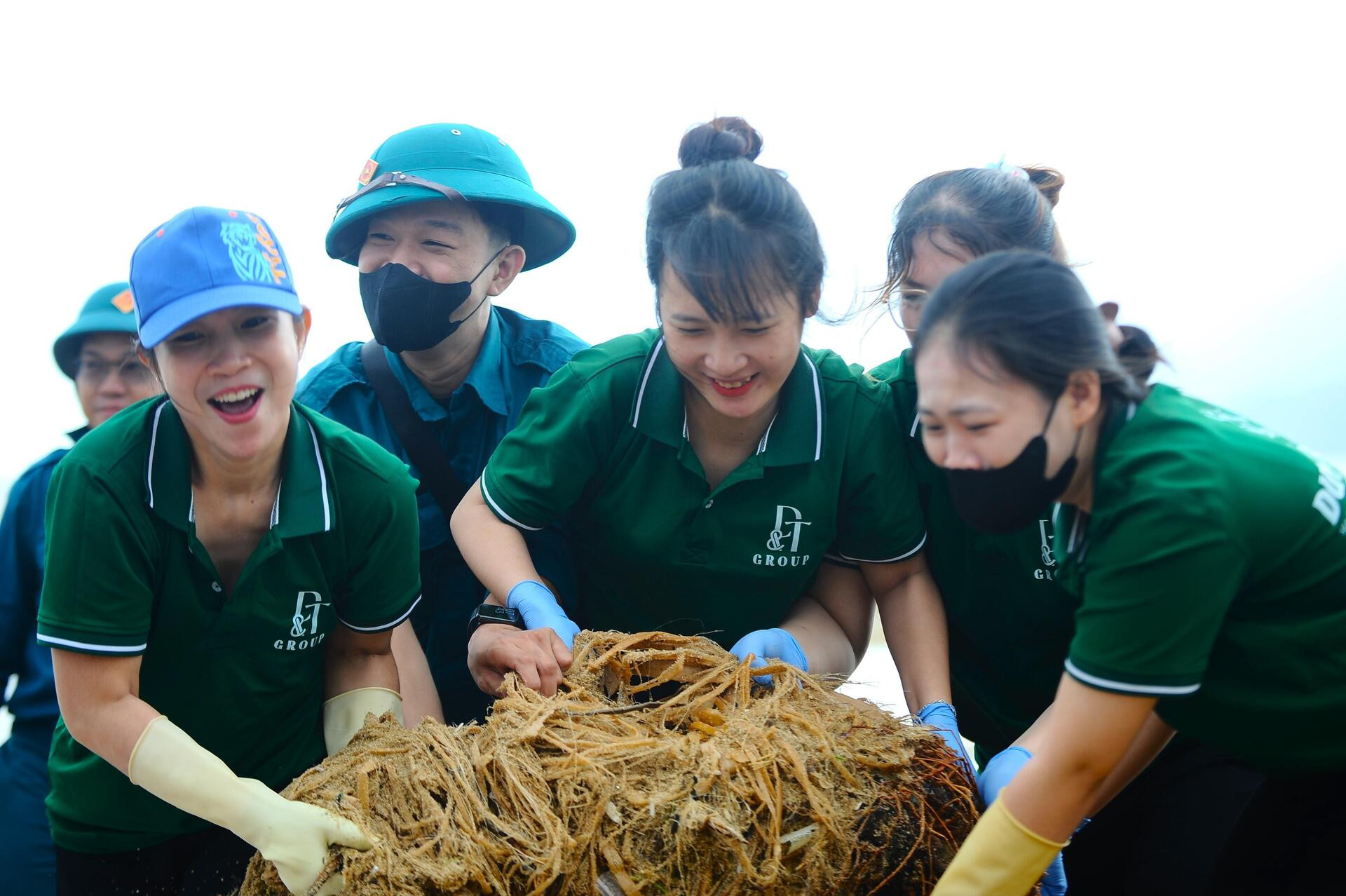 Du khách nước ngoài cùng người dân dọn rác trên biển Nha Trang sau lũ lịch sử- Ảnh 12.