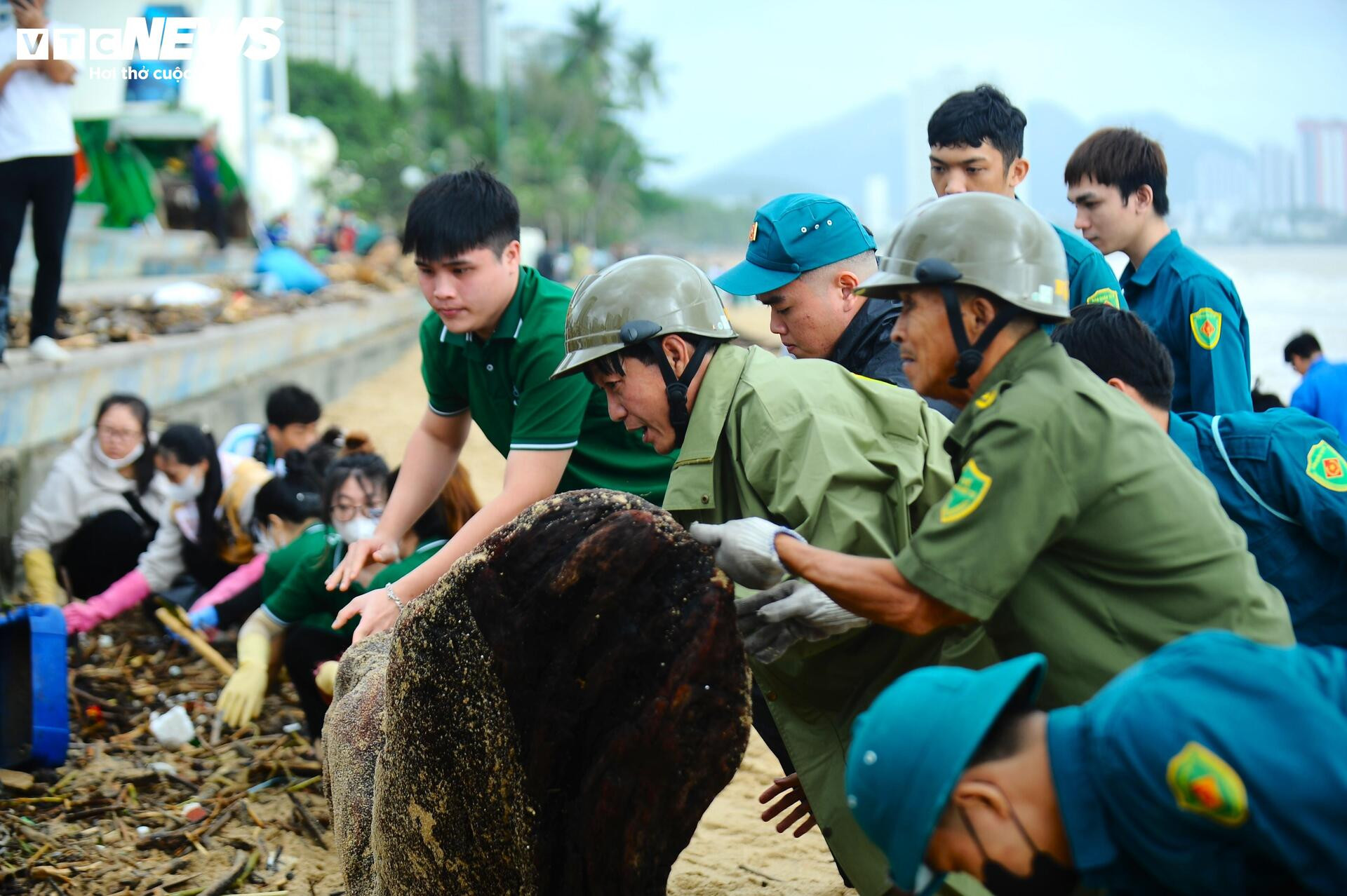 Du khách nước ngoài cùng người dân dọn rác trên biển Nha Trang sau lũ lịch sử- Ảnh 16.