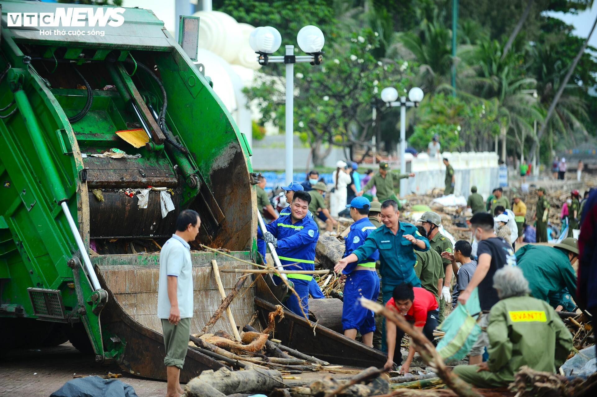Du khách nước ngoài cùng người dân dọn rác trên biển Nha Trang sau lũ lịch sử- Ảnh 9.