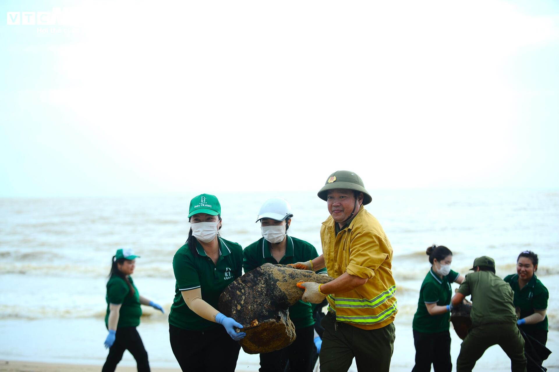 Du khách nước ngoài cùng người dân dọn rác trên biển Nha Trang sau lũ lịch sử- Ảnh 11.