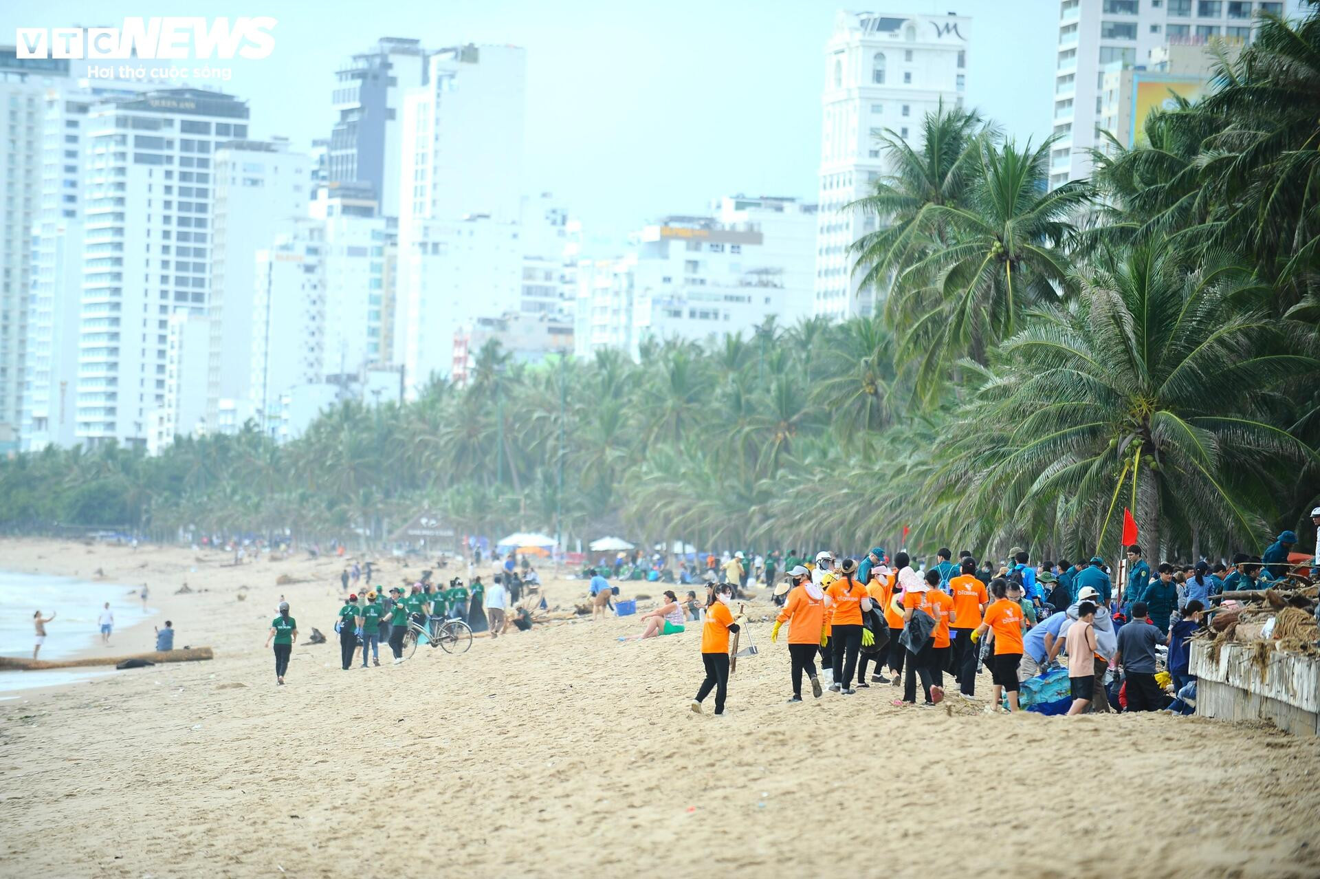 Du khách nước ngoài cùng người dân dọn rác trên biển Nha Trang sau lũ lịch sử- Ảnh 19.