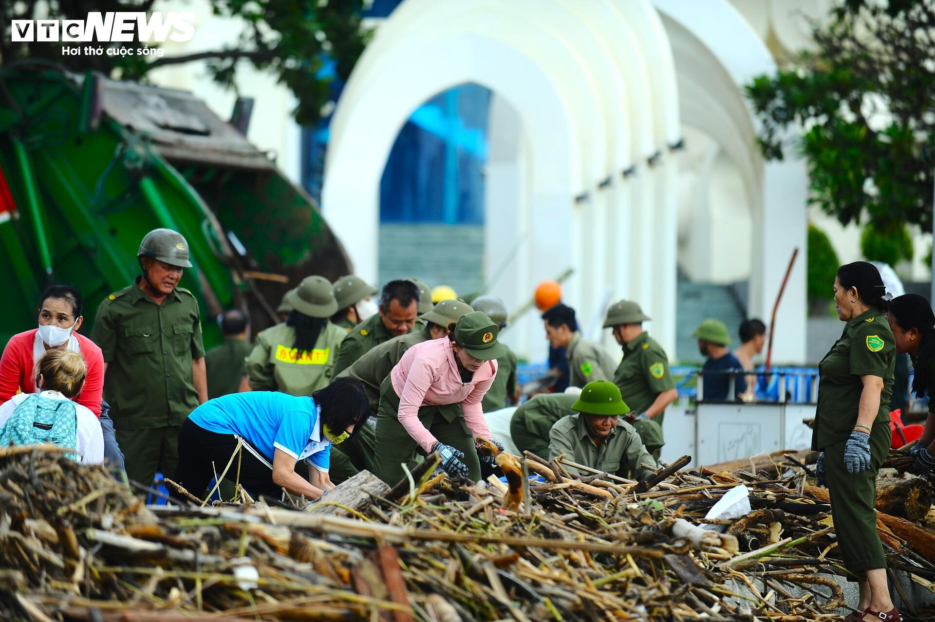 Du khách nước ngoài cùng người dân dọn rác trên biển Nha Trang sau lũ lịch sử- Ảnh 14.