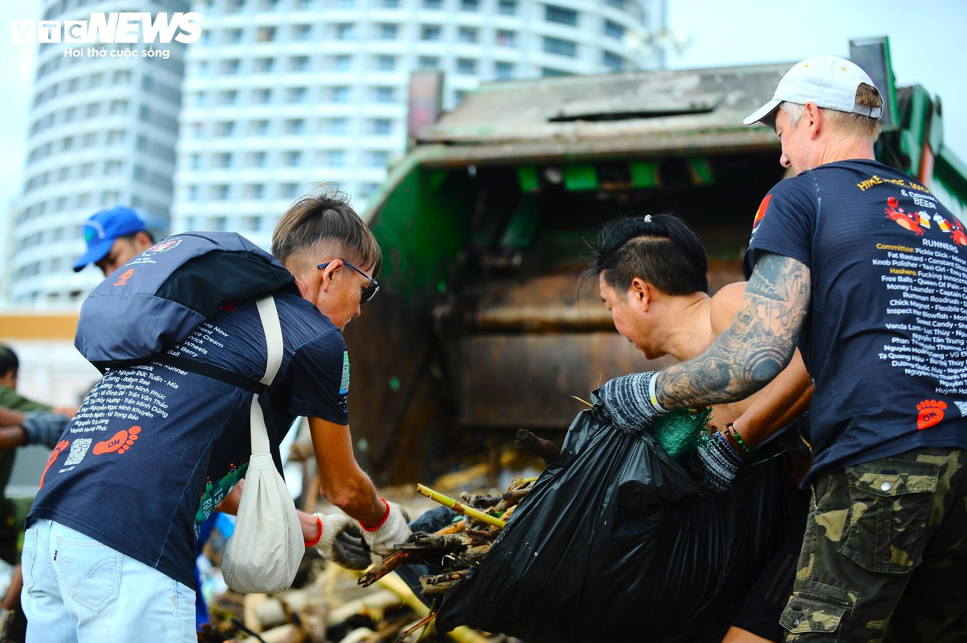Du khách nước ngoài cùng người dân dọn rác trên biển Nha Trang sau lũ lịch sử- Ảnh 21.