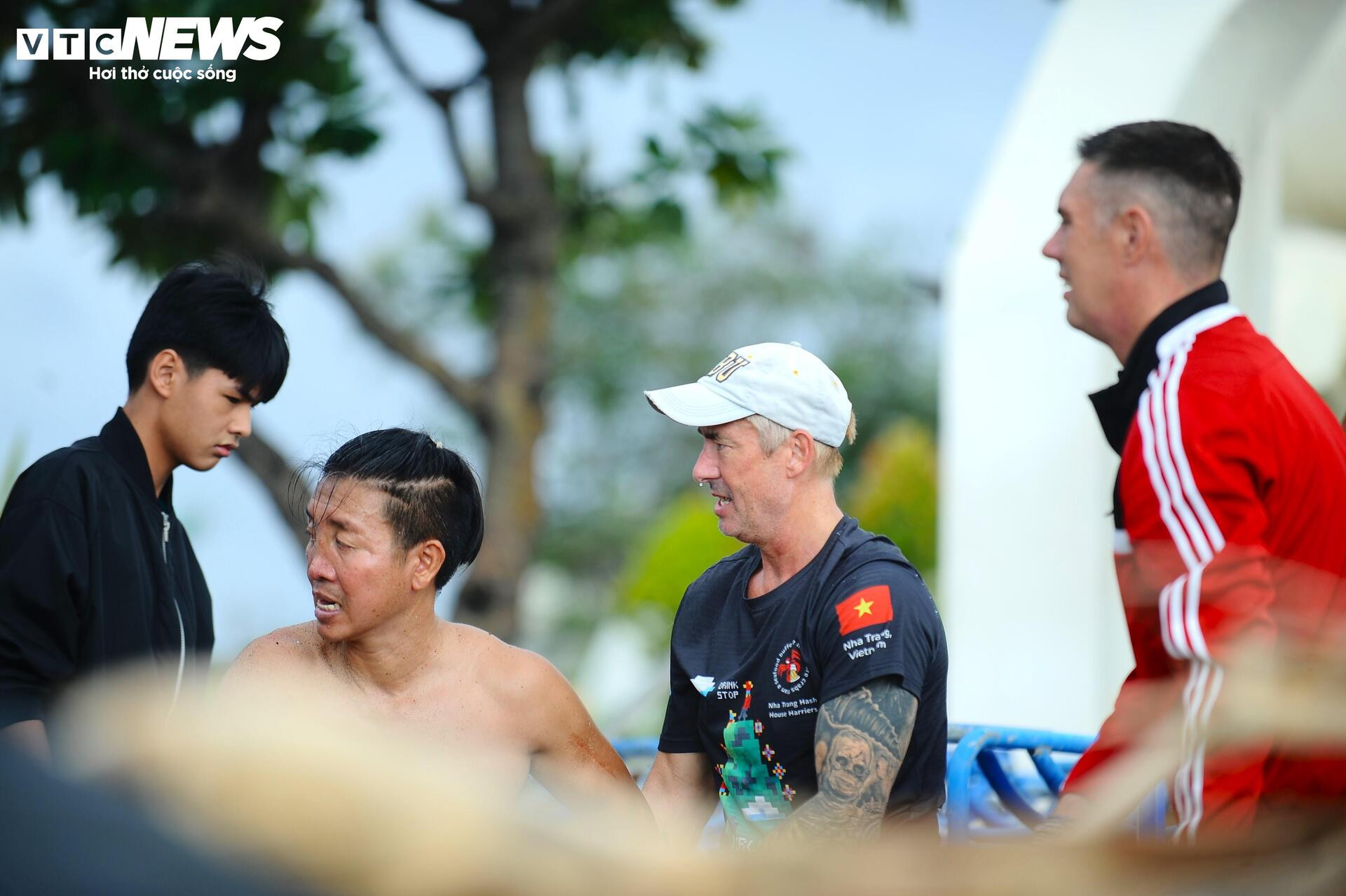 Du khách nước ngoài cùng người dân dọn rác trên biển Nha Trang sau lũ lịch sử- Ảnh 10.