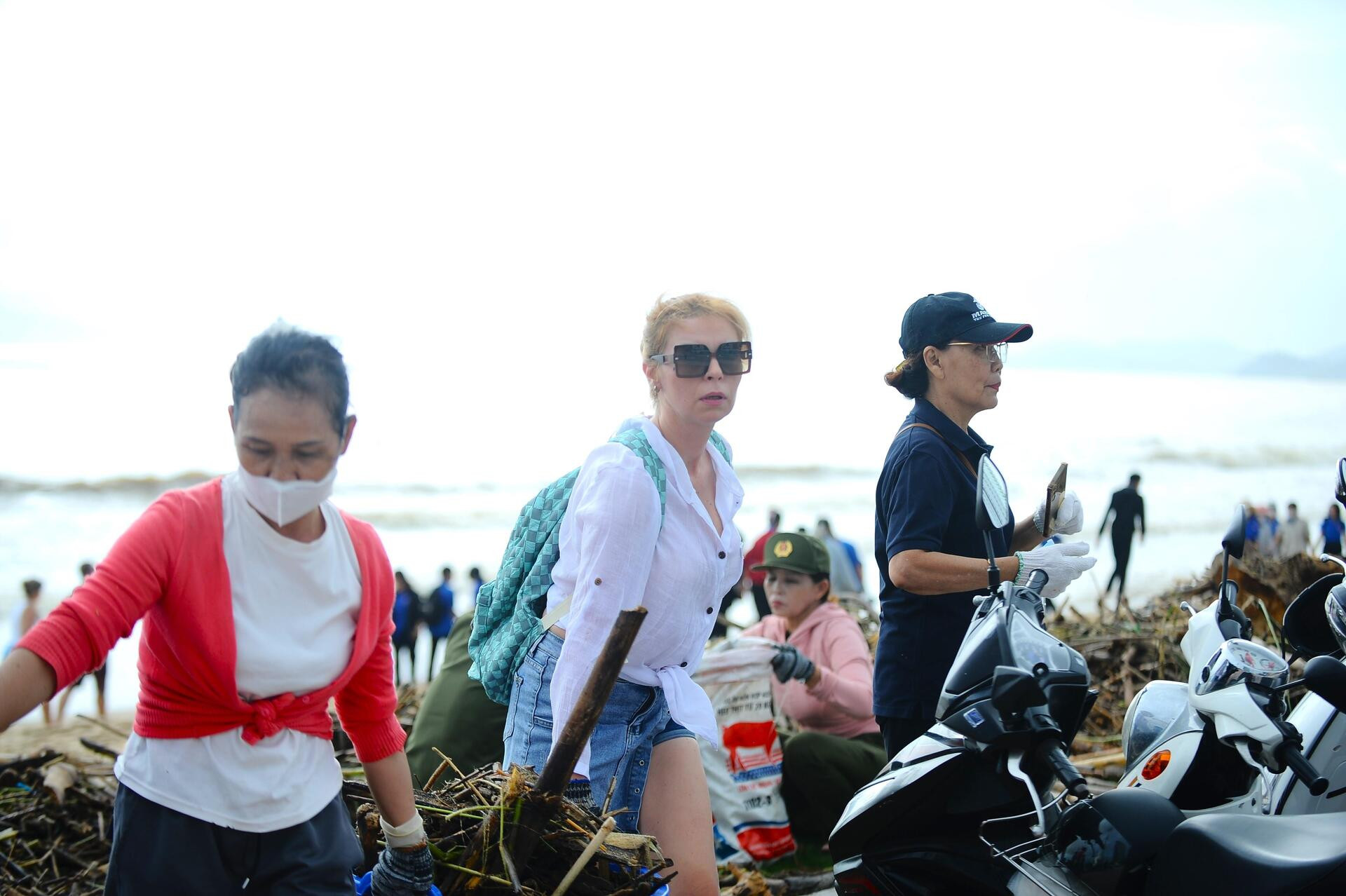 Du khách nước ngoài cùng người dân dọn rác trên biển Nha Trang sau lũ lịch sử- Ảnh 1.