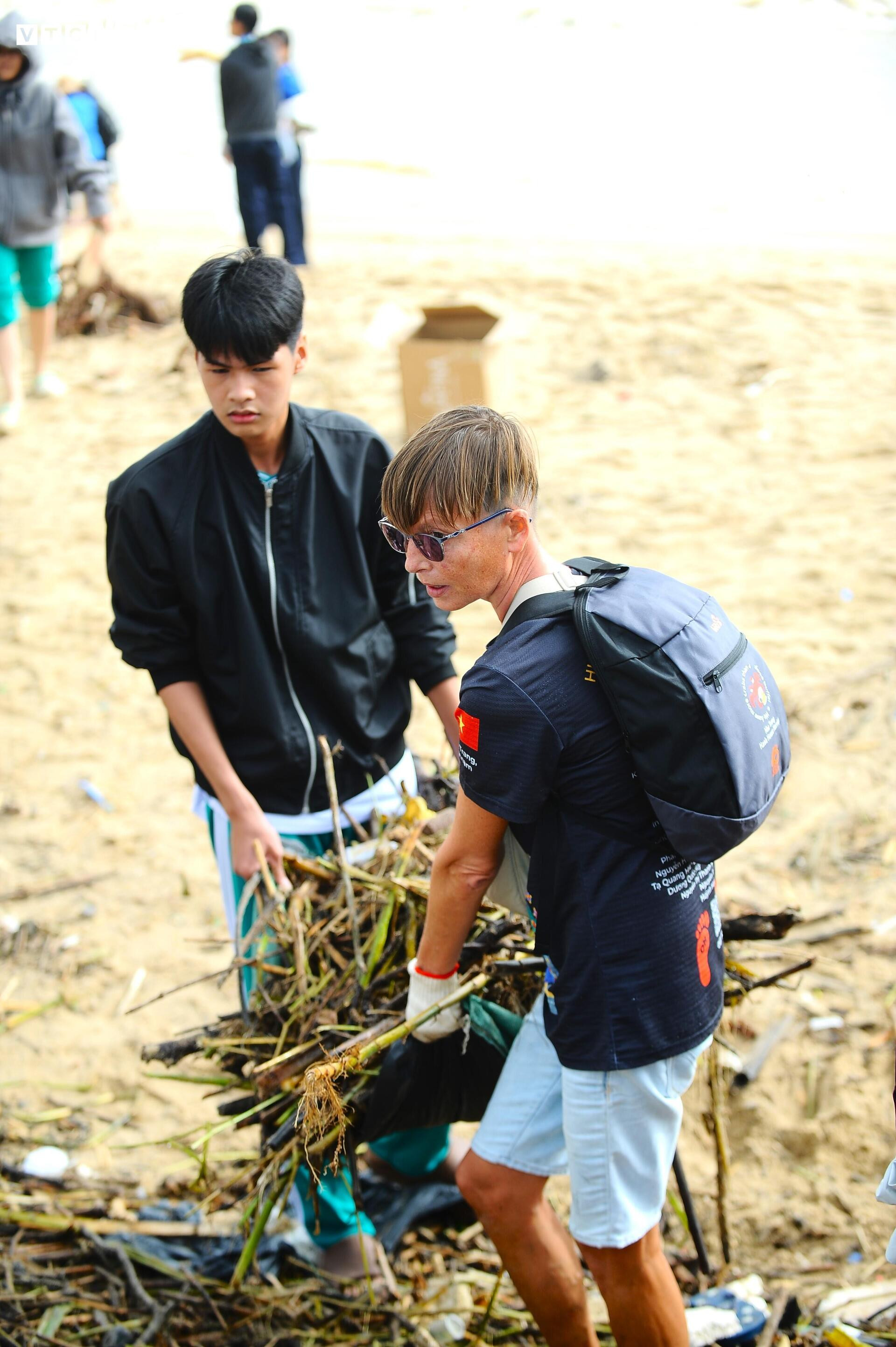 Du khách nước ngoài cùng người dân dọn rác trên biển Nha Trang sau lũ lịch sử- Ảnh 15.