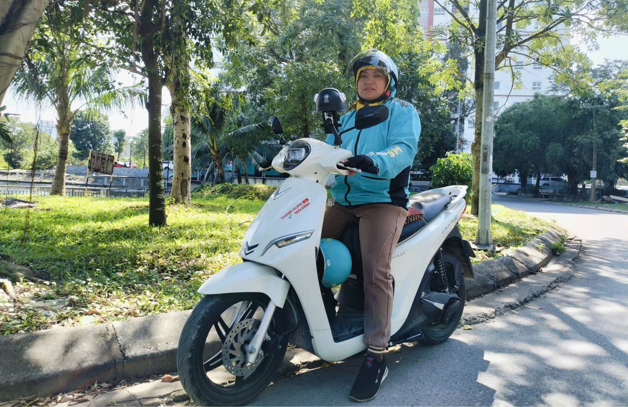 Chuyển từ xe xăng sang VinFast Feliz S chạy Xanh SM Bike, nữ tài xế chia sẻ: ‘Xe điện khỏe người, nếu làm chăm chỉ có thể kiếm 30 triệu/tháng’- Ảnh 1. Chuyển từ xe xăng sang VinFast Feliz S chạy Xanh SM Bike, nữ tài xế chia sẻ: ‘Xe điện khỏe người, nếu làm chăm chỉ có thể kiếm 30 triệu/tháng’- Ảnh 1.