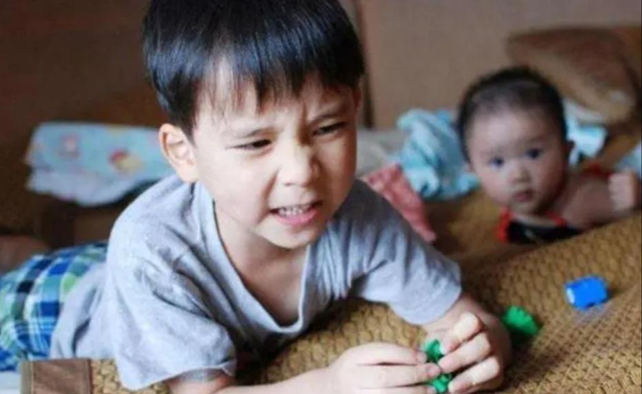 4 dấu hiệu cho thấy con bạn đang giả vờ hiếu thảo trước mặt người khác- Ảnh 1.