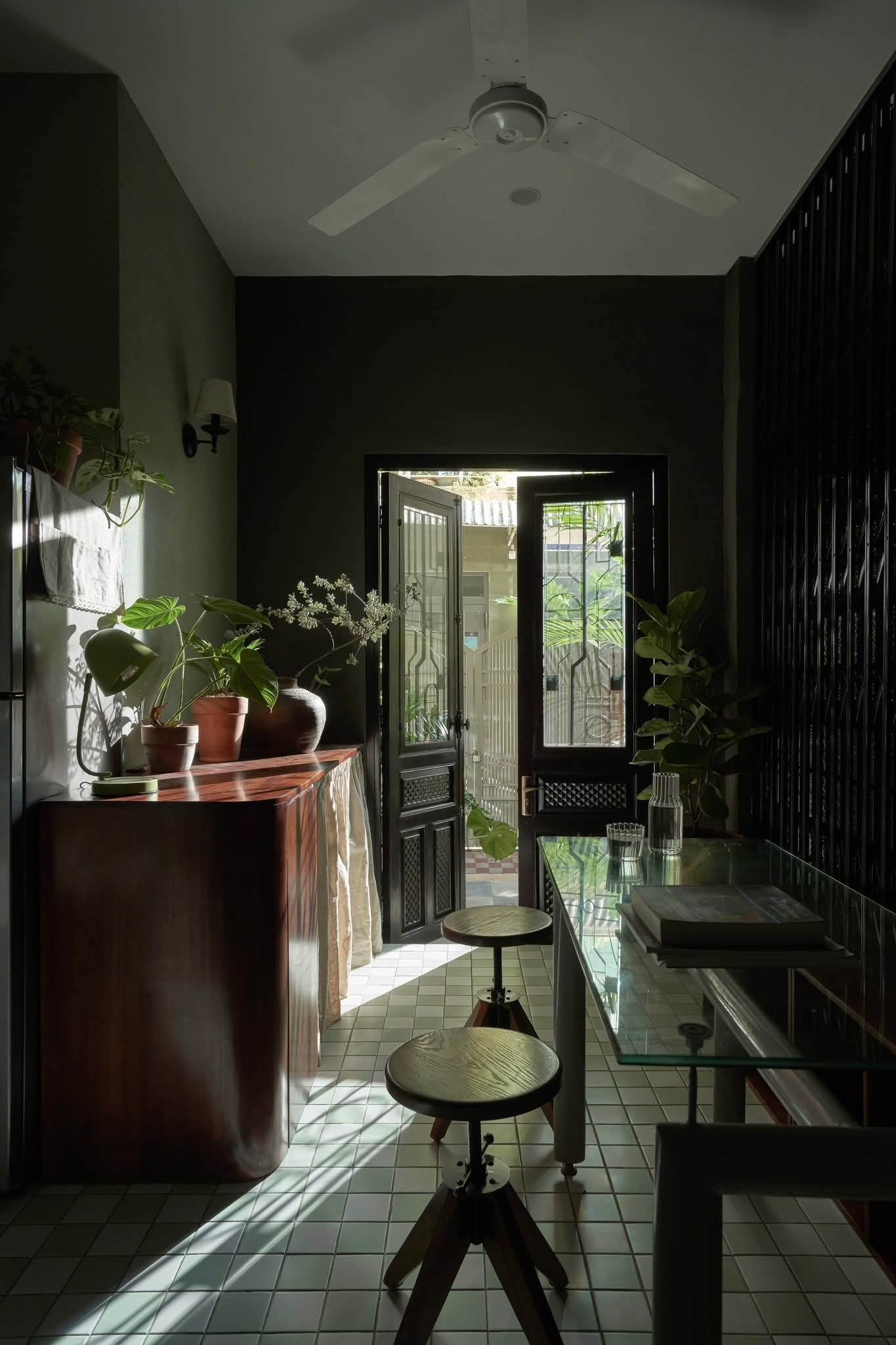 Vẻ đẹp cổ điển trong ngôi nhà được xây dựng từ 1993 tại Huế- Ảnh 3.