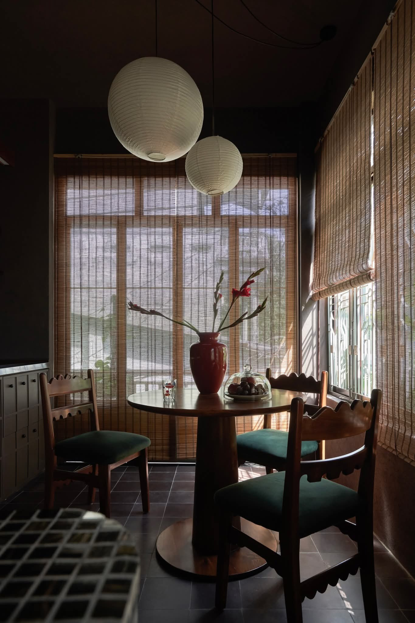 Vẻ đẹp cổ điển trong ngôi nhà được xây dựng từ 1993 tại Huế- Ảnh 4.