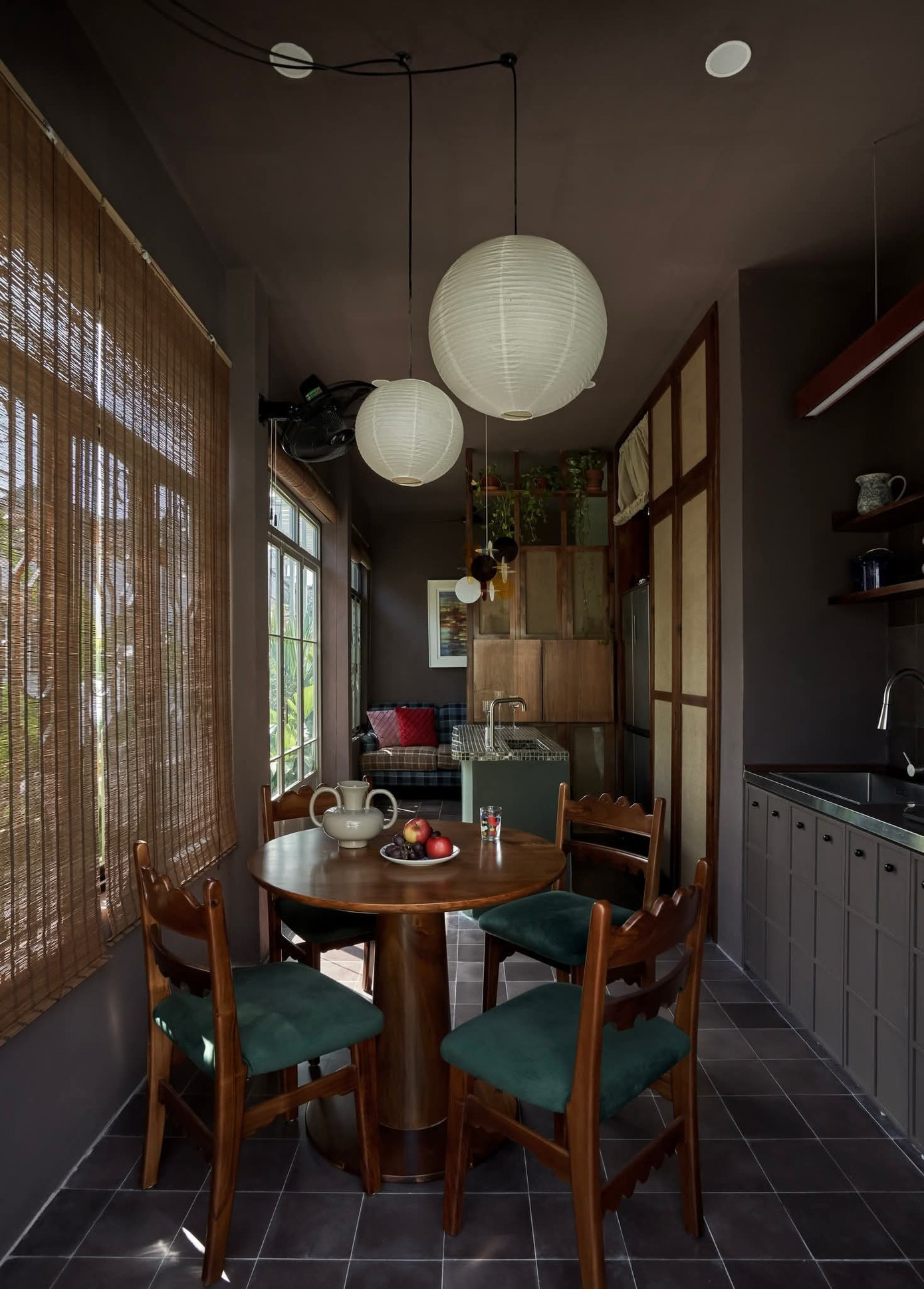 Vẻ đẹp cổ điển trong ngôi nhà được xây dựng từ 1993 tại Huế- Ảnh 6.