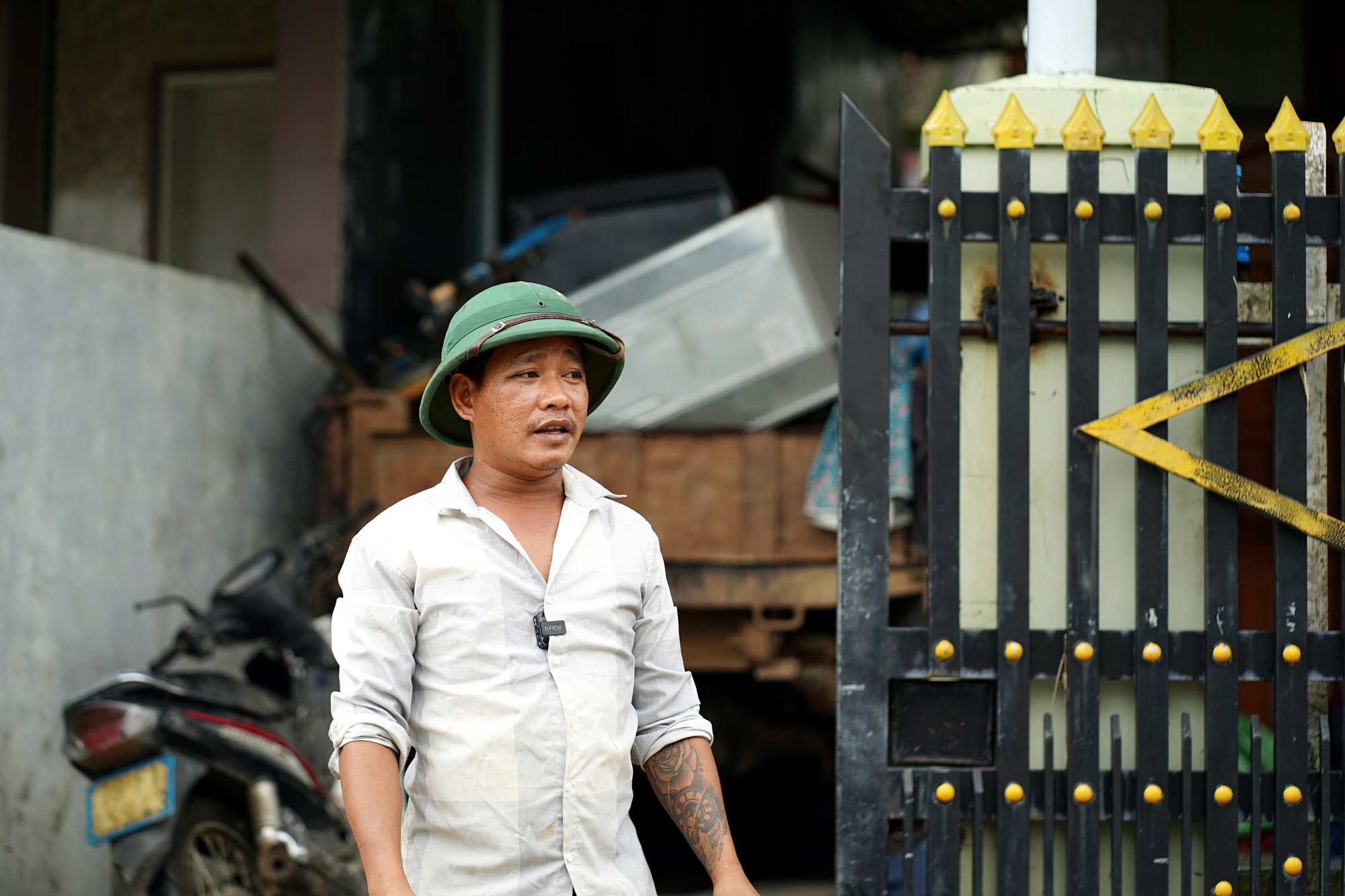 Nhóm "người hùng" đập mái ngói, dùng xuồng nhôm cứu gần 60 người giữa lũ dữ- Ảnh 1.