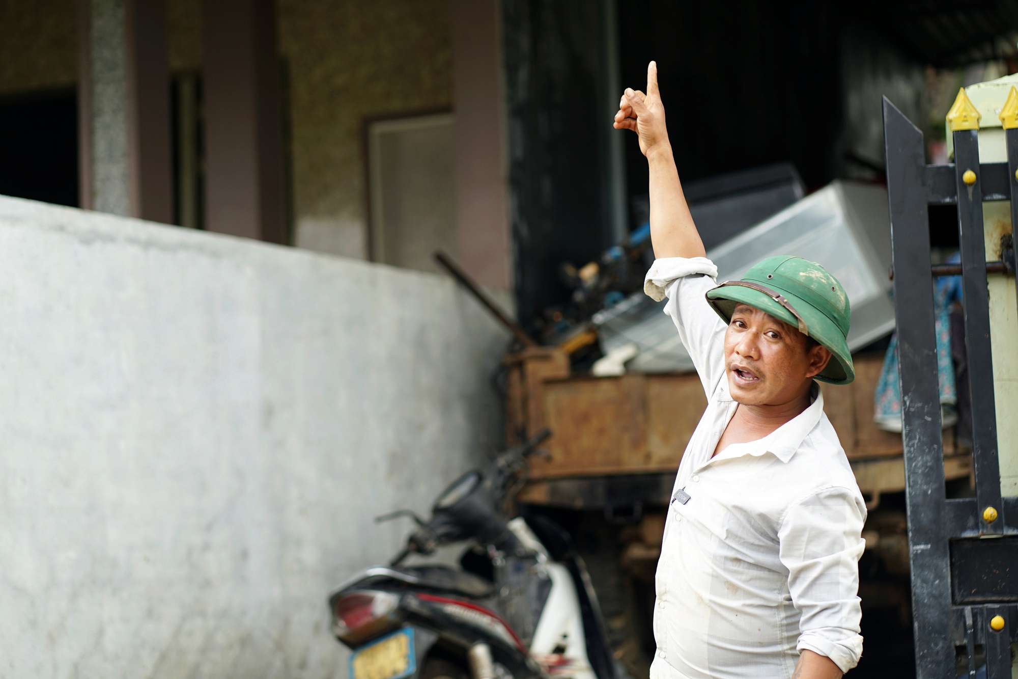 Nhóm "người hùng" đập mái ngói, dùng xuồng nhôm cứu gần 60 người giữa lũ dữ- Ảnh 3.