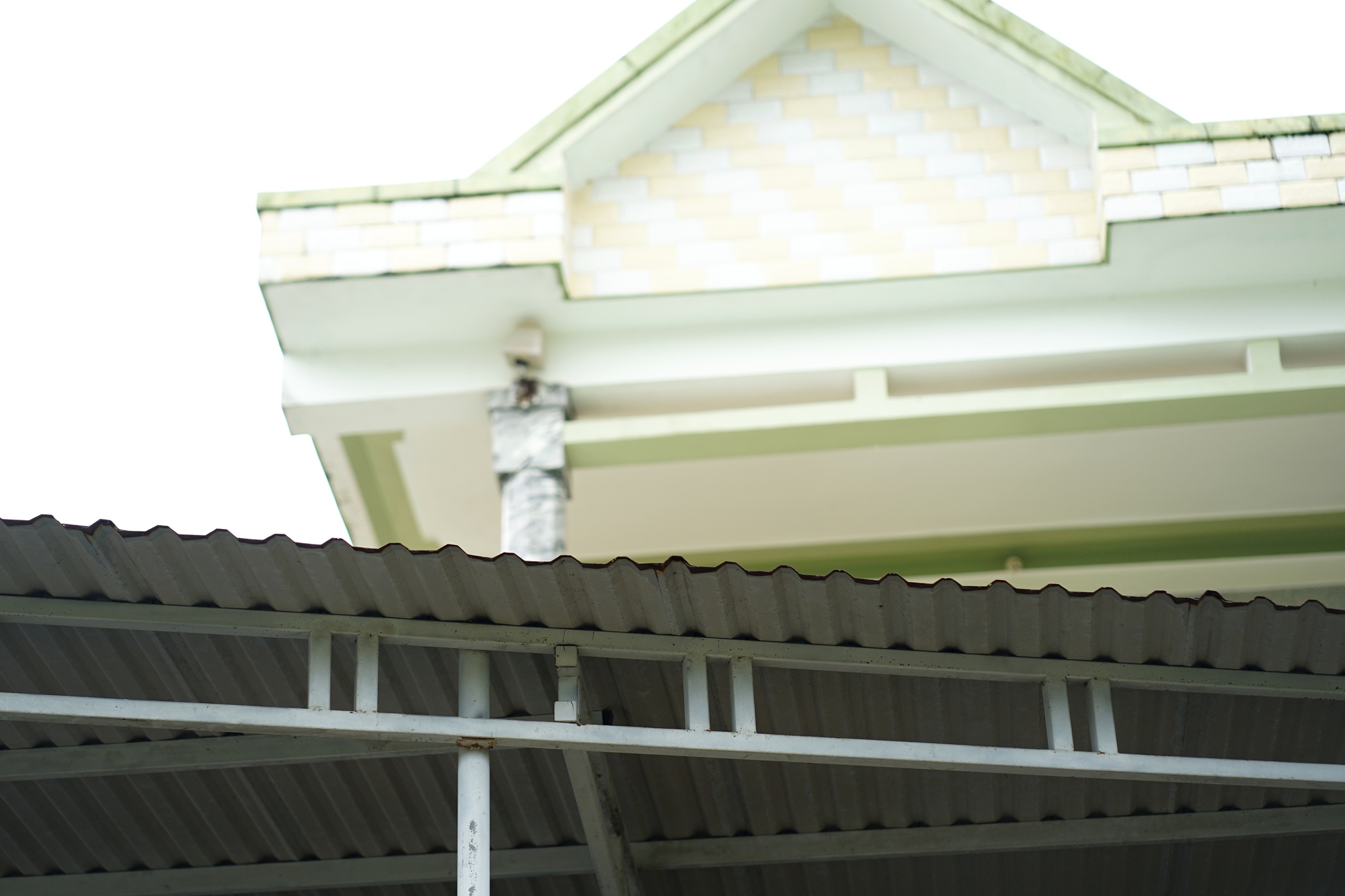 Nhóm "người hùng" đập mái ngói, dùng xuồng nhôm cứu gần 60 người giữa lũ dữ- Ảnh 4.