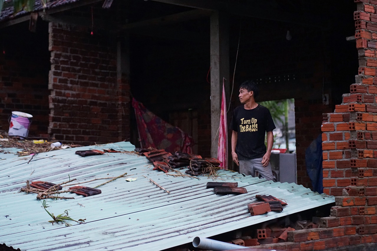 Chưa trả hết nợ ngân hàng, ngôi nhà đã bị “vò nát” trong dòng lũ: Người đàn ông chết lặng giữa đống gạch vụn- Ảnh 8. Chưa trả hết nợ ngân hàng, ngôi nhà đã bị “vò nát” trong dòng lũ: Người đàn ông chết lặng giữa đống gạch vụn- Ảnh 8.