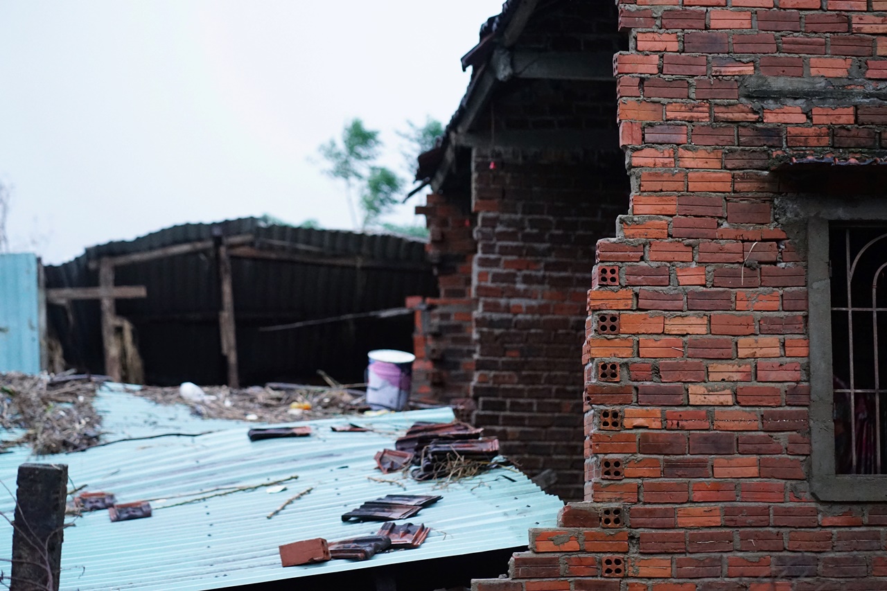 Chưa trả hết nợ ngân hàng, ngôi nhà đã bị “vò nát” trong dòng lũ: Người đàn ông chết lặng giữa đống gạch vụn- Ảnh 4. Chưa trả hết nợ ngân hàng, ngôi nhà đã bị “vò nát” trong dòng lũ: Người đàn ông chết lặng giữa đống gạch vụn- Ảnh 4.