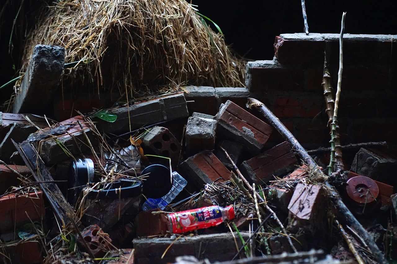 Chưa trả hết nợ ngân hàng, ngôi nhà đã bị “vò nát” trong dòng lũ: Người đàn ông chết lặng giữa đống gạch vụn- Ảnh 2. Chưa trả hết nợ ngân hàng, ngôi nhà đã bị “vò nát” trong dòng lũ: Người đàn ông chết lặng giữa đống gạch vụn- Ảnh 2.