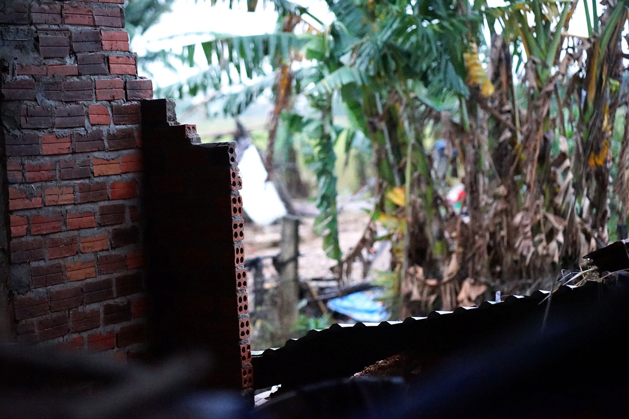 Chưa trả hết nợ ngân hàng, ngôi nhà đã bị “vò nát” trong dòng lũ: Người đàn ông chết lặng giữa đống gạch vụn- Ảnh 6. Chưa trả hết nợ ngân hàng, ngôi nhà đã bị “vò nát” trong dòng lũ: Người đàn ông chết lặng giữa đống gạch vụn- Ảnh 6.