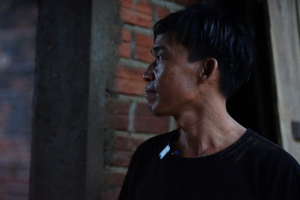 Chưa trả hết nợ ngân hàng, ngôi nhà đã bị “vò nát” trong dòng lũ: Người đàn ông chết lặng giữa đống gạch vụn- Ảnh 1. Chưa trả hết nợ ngân hàng, ngôi nhà đã bị “vò nát” trong dòng lũ: Người đàn ông chết lặng giữa đống gạch vụn- Ảnh 1.