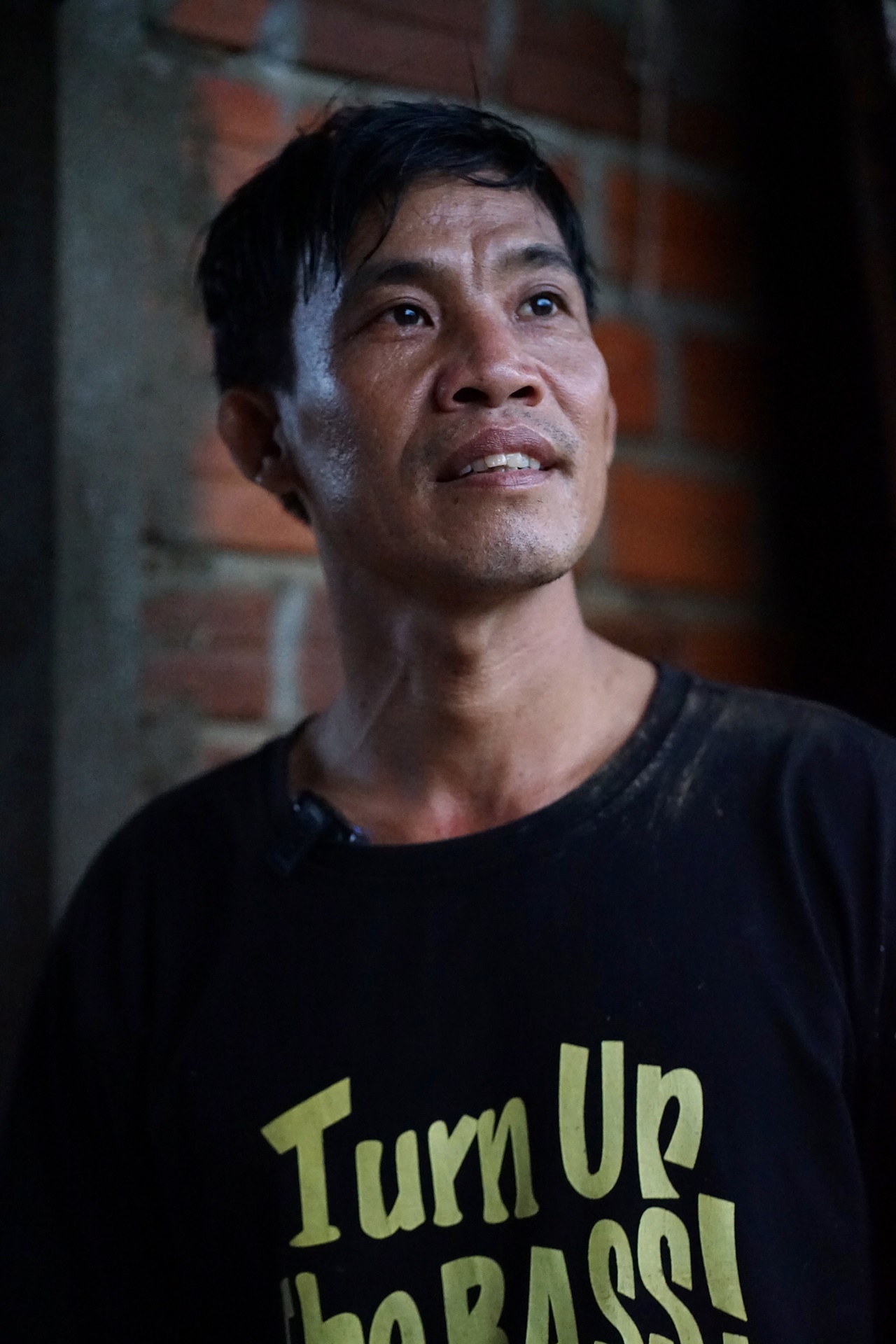 Chưa trả hết nợ ngân hàng, ngôi nhà đã bị “vò nát” trong dòng lũ: Người đàn ông chết lặng giữa đống gạch vụn- Ảnh 5. Chưa trả hết nợ ngân hàng, ngôi nhà đã bị “vò nát” trong dòng lũ: Người đàn ông chết lặng giữa đống gạch vụn- Ảnh 5.