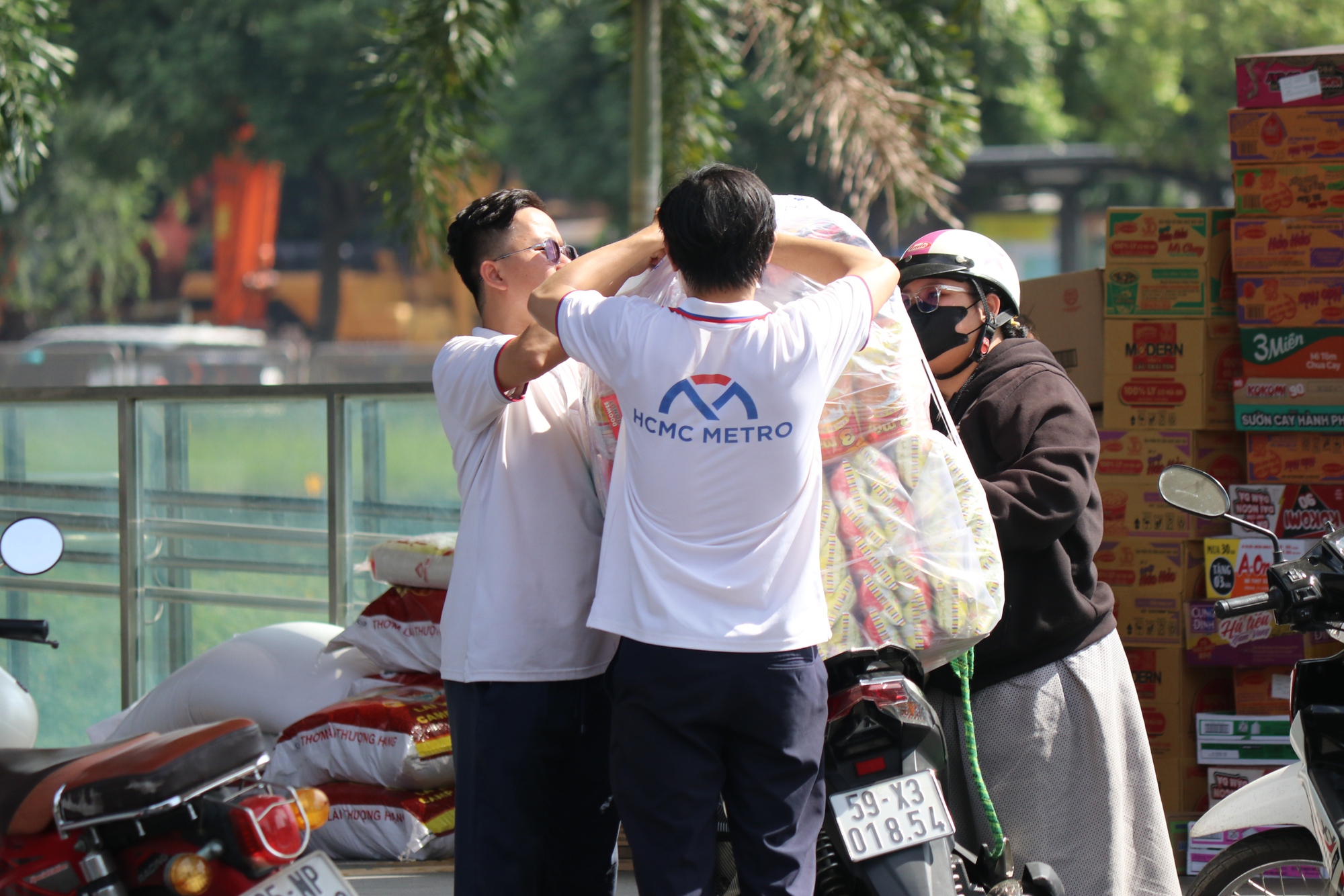 Hình ảnh đông đảo người dân TPHCM tranh thủ quyên góp vật phẩm trước giờ ngừng tiếp nhận- Ảnh 3.