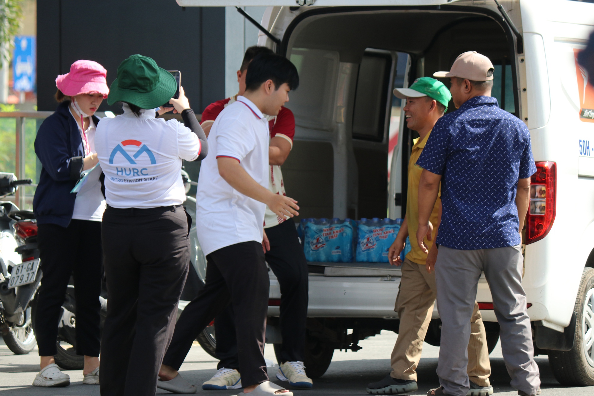 Hình ảnh đông đảo người dân TPHCM tranh thủ quyên góp vật phẩm trước giờ ngừng tiếp nhận- Ảnh 19.