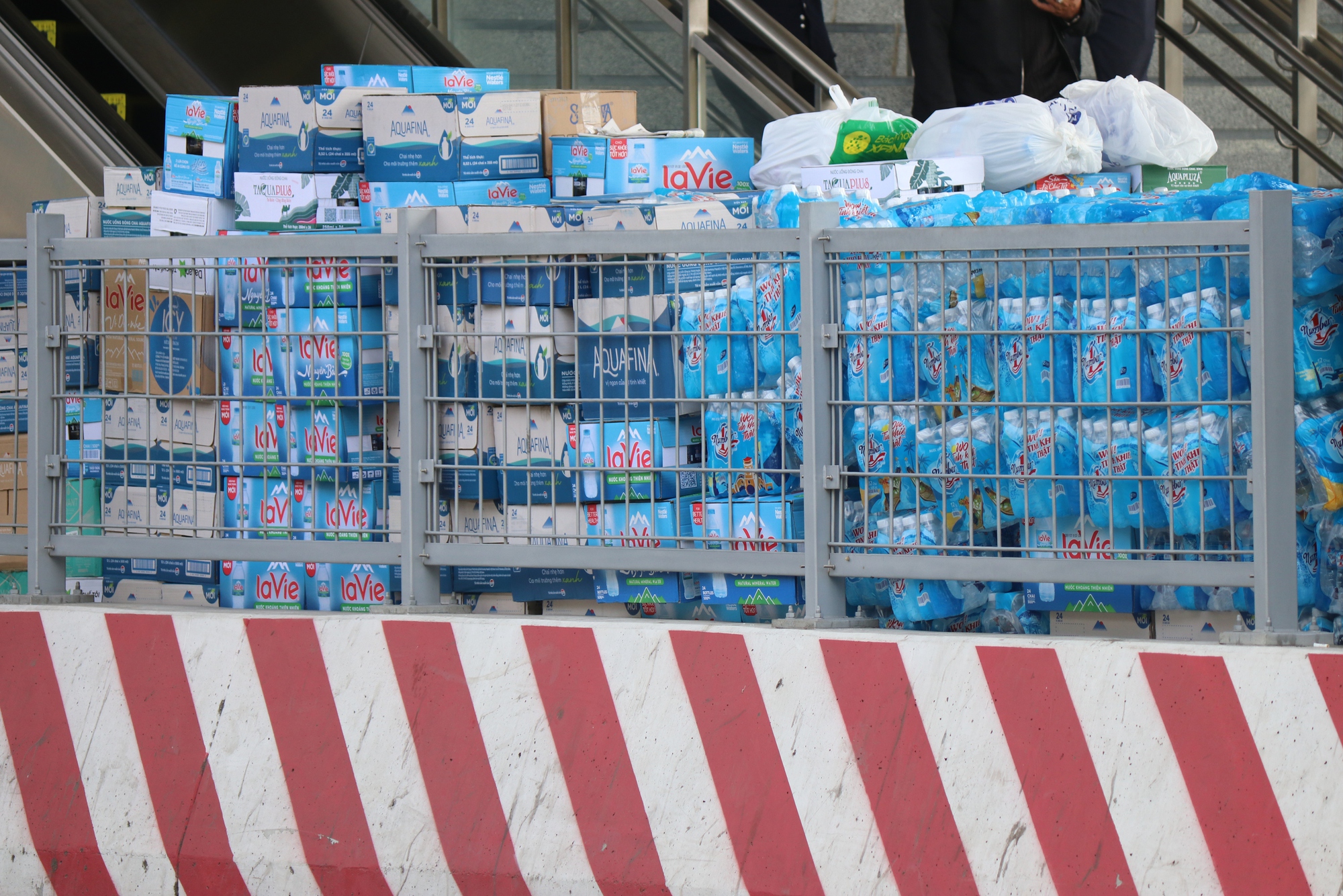 Hình ảnh đông đảo người dân TPHCM tranh thủ quyên góp vật phẩm trước giờ ngừng tiếp nhận- Ảnh 23.