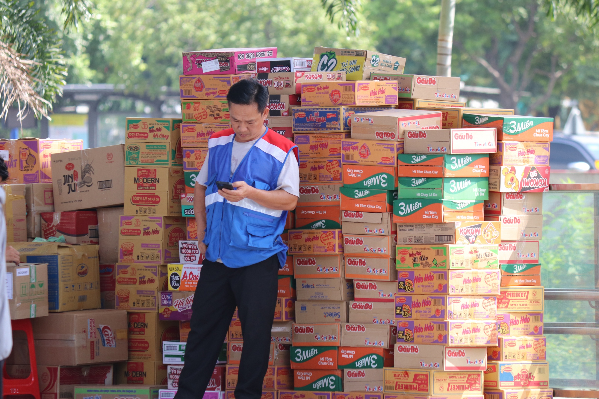 Hình ảnh đông đảo người dân TPHCM tranh thủ quyên góp vật phẩm trước giờ ngừng tiếp nhận- Ảnh 22.