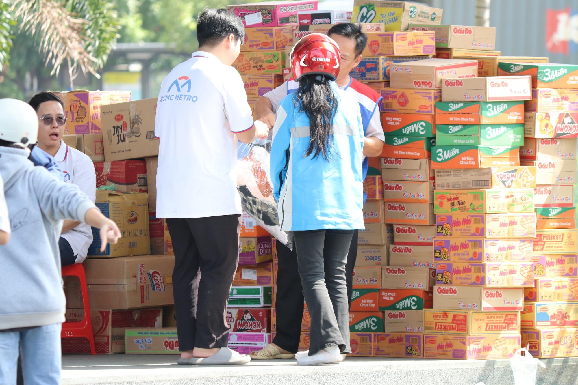 Hình ảnh đông đảo người dân TPHCM tranh thủ quyên góp vật phẩm trước giờ ngừng tiếp nhận- Ảnh 21.