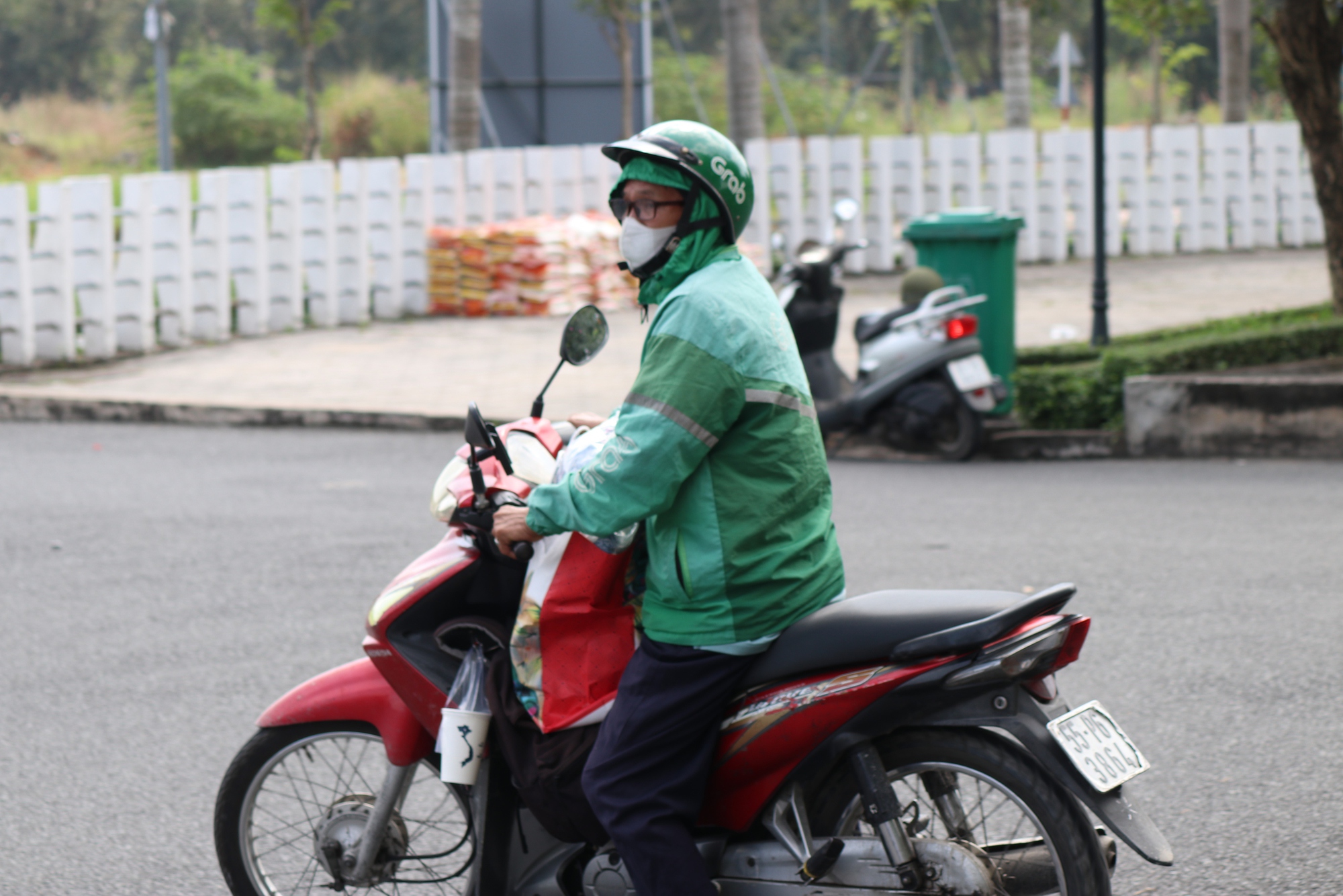 Hình ảnh đông đảo người dân TPHCM tranh thủ quyên góp vật phẩm trước giờ ngừng tiếp nhận- Ảnh 14.