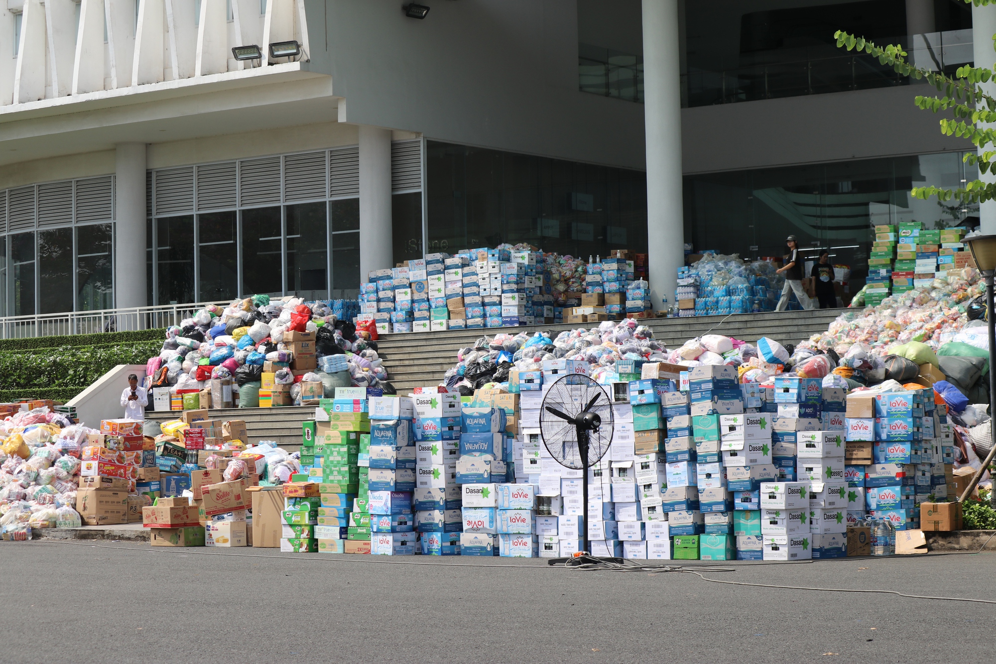 Hình ảnh đông đảo người dân TPHCM tranh thủ quyên góp vật phẩm trước giờ ngừng tiếp nhận- Ảnh 2.