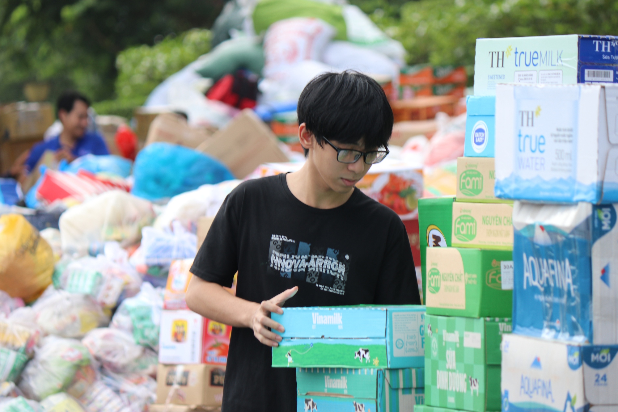 Hình ảnh đông đảo người dân TPHCM tranh thủ quyên góp vật phẩm trước giờ ngừng tiếp nhận- Ảnh 17.