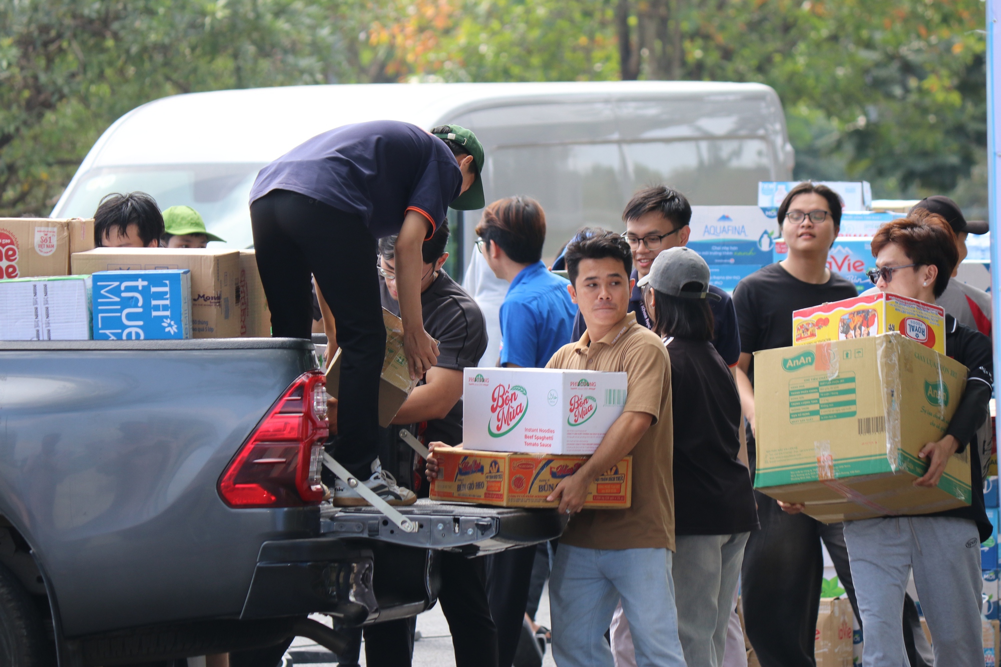 Hình ảnh đông đảo người dân TPHCM tranh thủ quyên góp vật phẩm trước giờ ngừng tiếp nhận- Ảnh 13.