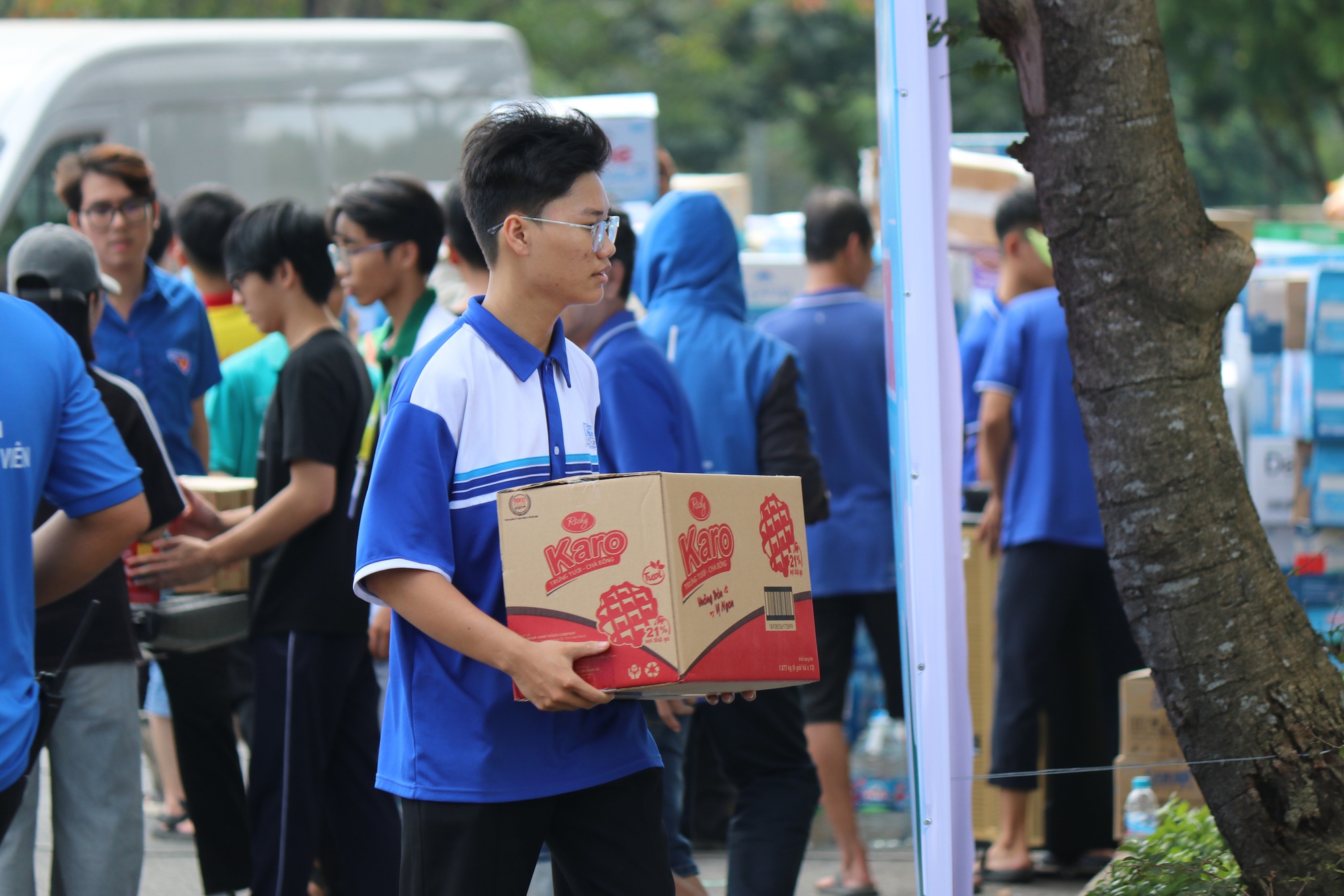 Hình ảnh đông đảo người dân TPHCM tranh thủ quyên góp vật phẩm trước giờ ngừng tiếp nhận- Ảnh 16.