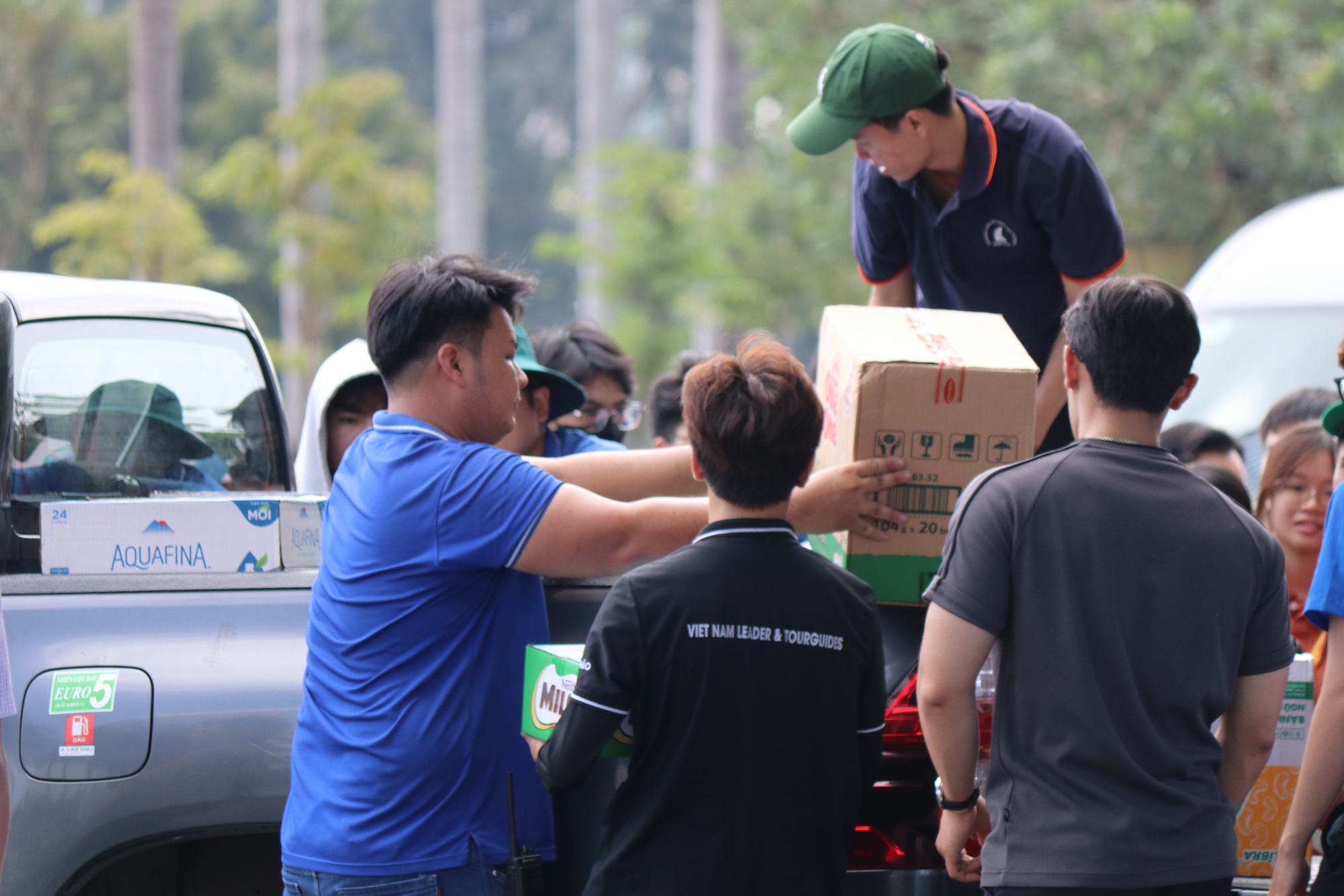 Hình ảnh đông đảo người dân TPHCM tranh thủ quyên góp vật phẩm trước giờ ngừng tiếp nhận- Ảnh 15.