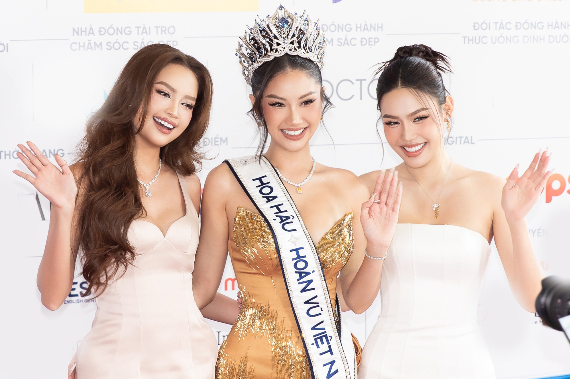 CEO Bảo Hoàng lên tiếng nghi vấn Miss Cosmo bị Miss Universe chèn ép- Ảnh 4. CEO Bảo Hoàng lên tiếng nghi vấn Miss Cosmo bị Miss Universe chèn ép- Ảnh 4.
