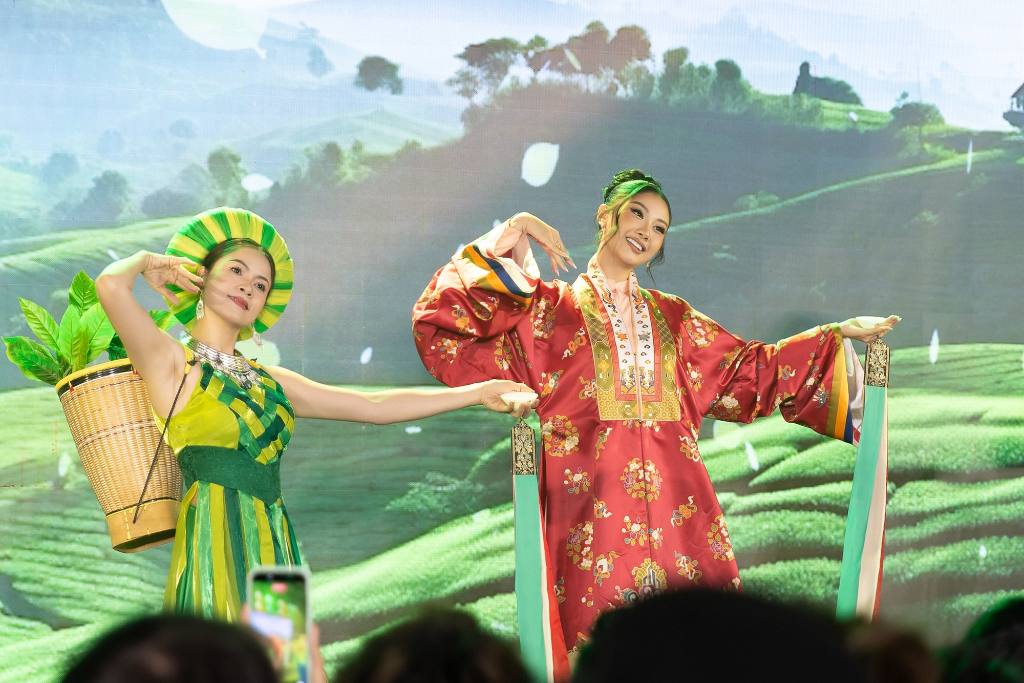 CEO Bảo Hoàng lên tiếng nghi vấn Miss Cosmo bị Miss Universe chèn ép- Ảnh 11. CEO Bảo Hoàng lên tiếng nghi vấn Miss Cosmo bị Miss Universe chèn ép- Ảnh 11.