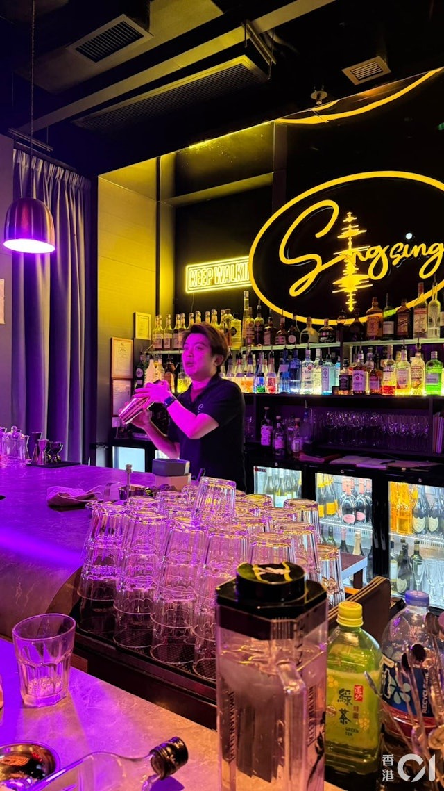Sự hết thời của 1 ngôi sao: Từng nhận cả núi kịch bản, giờ làm bartender, quét rác đến phát tờ rơi kiếm sống- Ảnh 2. Sự hết thời của 1 ngôi sao: Từng nhận cả núi kịch bản, giờ làm bartender, quét rác đến phát tờ rơi kiếm sống- Ảnh 2.