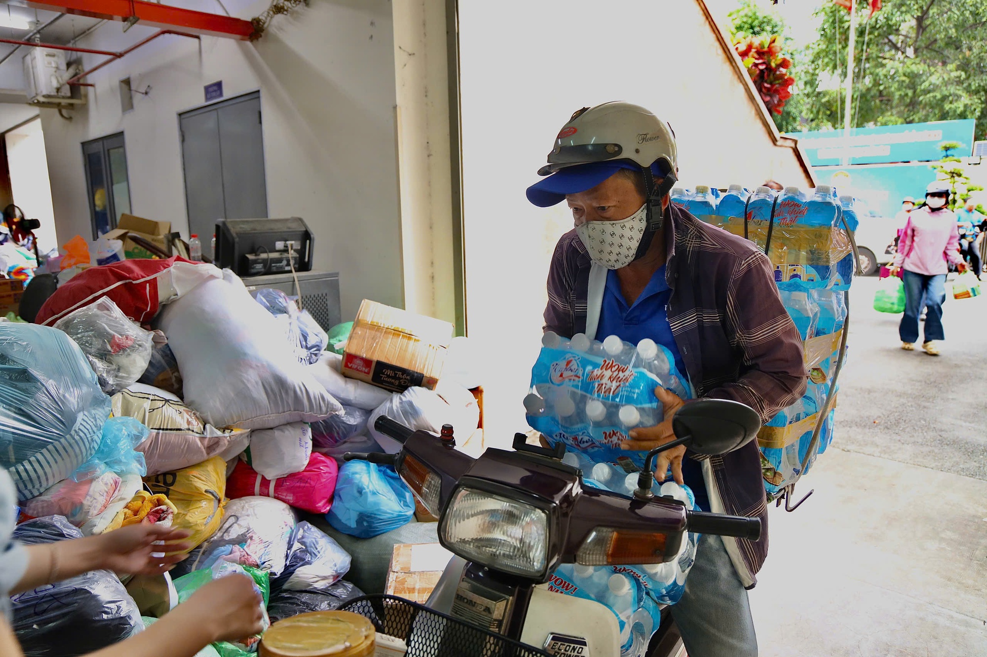 TPHCM dừng tiếp nhận hàng hóa ủng hộ bà con vùng bão lũ- Ảnh 1. TPHCM dừng tiếp nhận hàng hóa ủng hộ bà con vùng bão lũ- Ảnh 1.