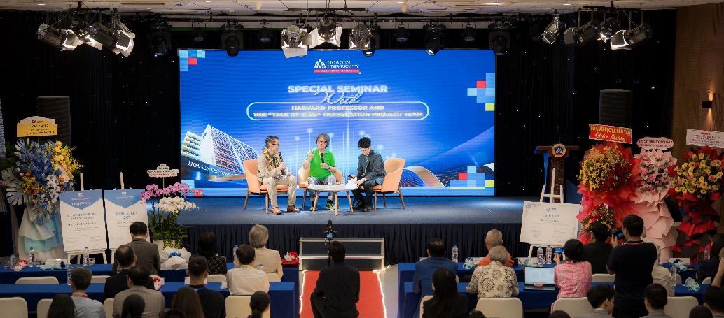 Giáo sư Đại học Harvard: Người trẻ dễ đánh mất “vũ trụ ngôn từ” trong thời đại AI- Ảnh 1. Giáo sư Đại học Harvard: Người trẻ dễ đánh mất “vũ trụ ngôn từ” trong thời đại AI- Ảnh 1.