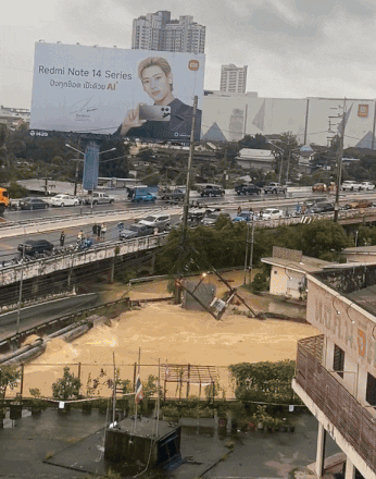 Khoảnh khắc cột điện phát nổ kinh hoàng khi rơi xuống dòng nước lũ- Ảnh 3.