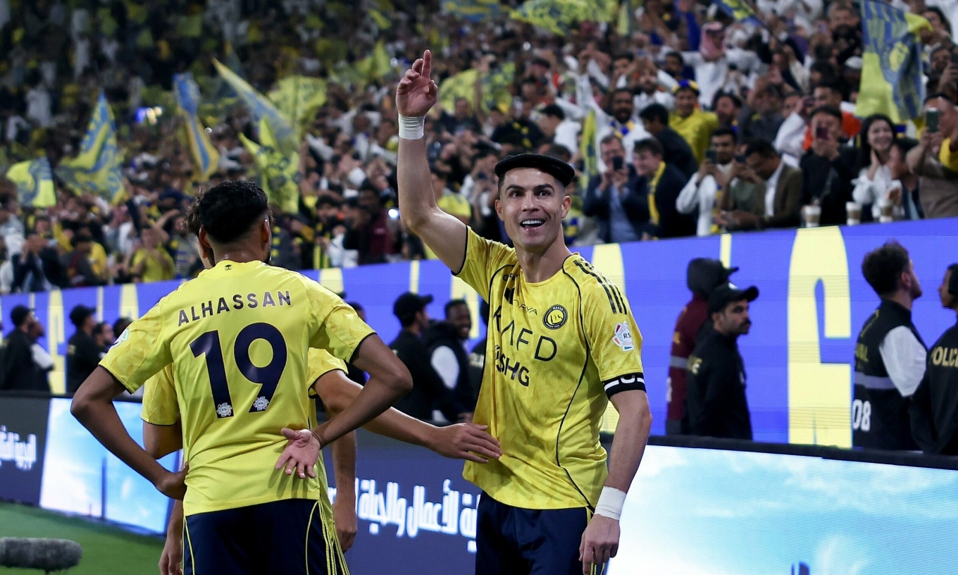 Ronaldo lập siêu phẩm Ronaldo lập siêu phẩm