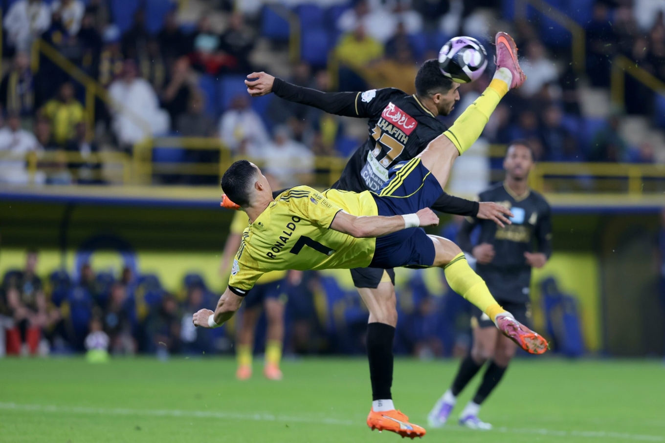 Ronaldo lập siêu phẩm Ronaldo lập siêu phẩm