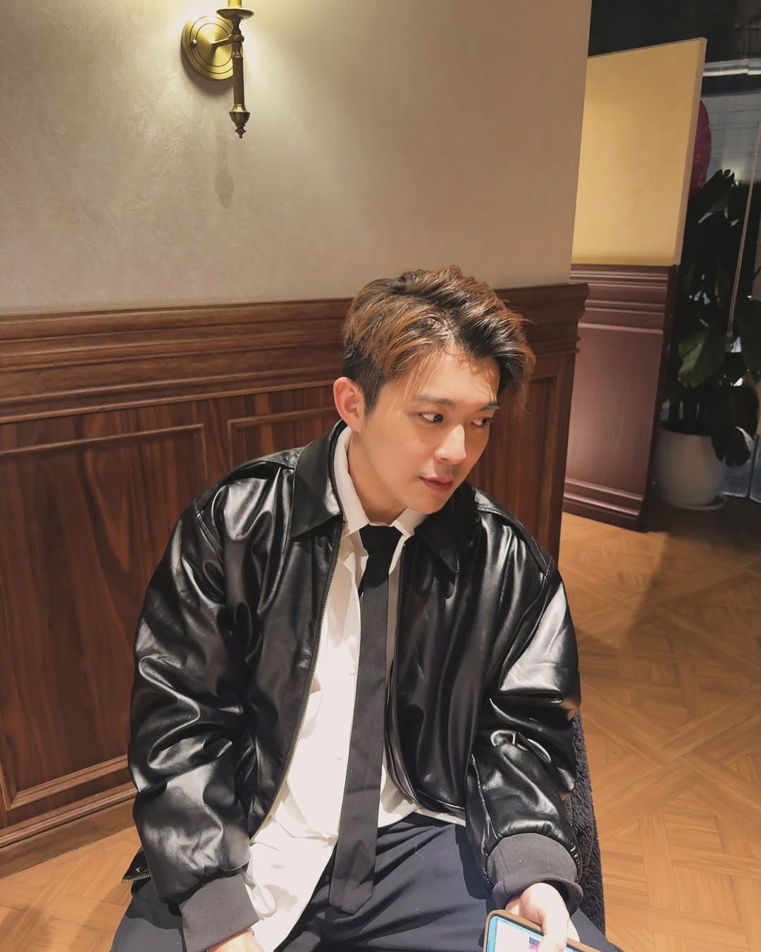 Sự hết thời của 1 ngôi sao: Từng nhận cả núi kịch bản, giờ làm bartender, quét rác đến phát tờ rơi kiếm sống- Ảnh 1. Sự hết thời của 1 ngôi sao: Từng nhận cả núi kịch bản, giờ làm bartender, quét rác đến phát tờ rơi kiếm sống- Ảnh 1.