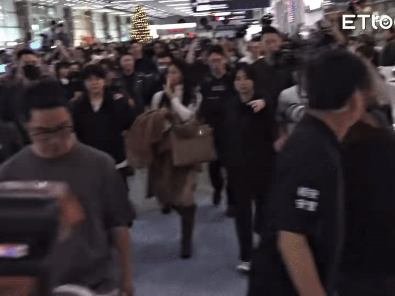 Mỹ nhân đẹp nhất thế giới bị cấm sóng suốt 10 năm, ngày trở về được cả quê nhà vỡ òa chào đón- Ảnh 2. Mỹ nhân đẹp nhất thế giới bị cấm sóng suốt 10 năm, ngày trở về được cả quê nhà vỡ òa chào đón- Ảnh 2.